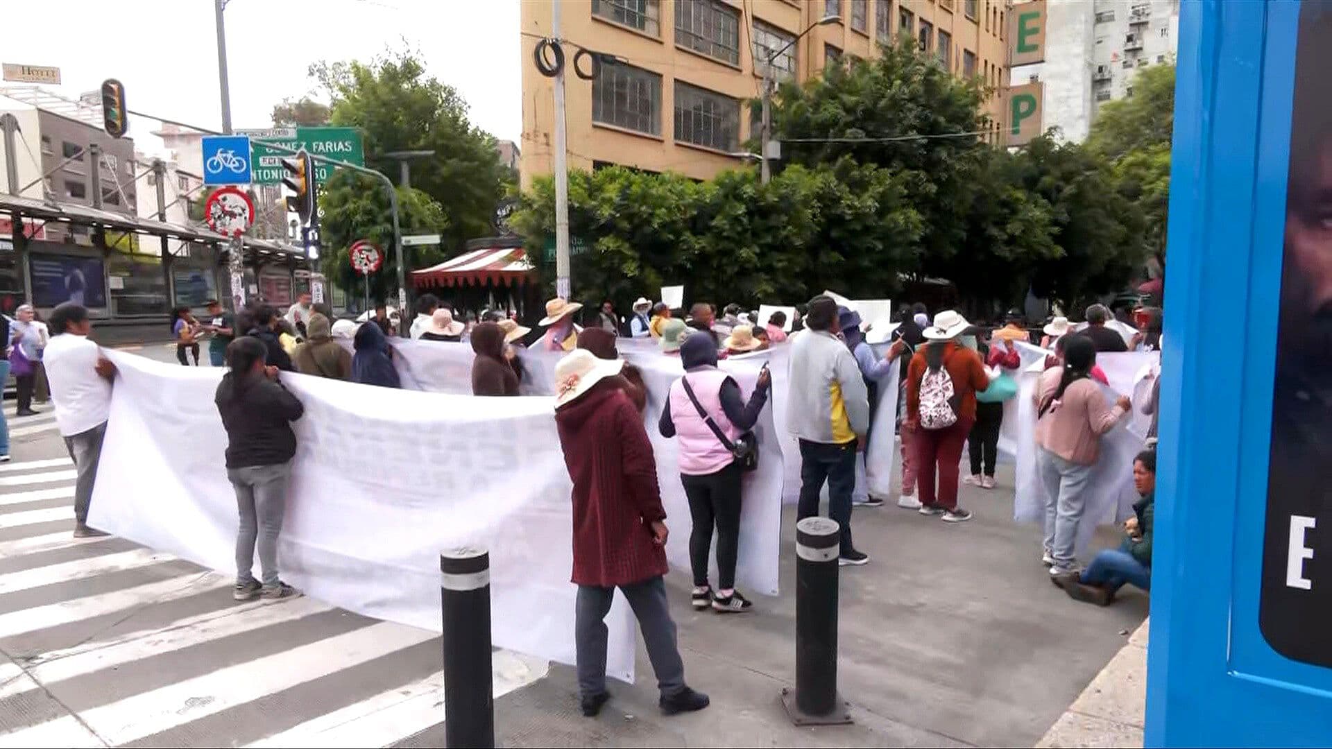 Manifestantes se Trasladan al Senado de la República, CDMX