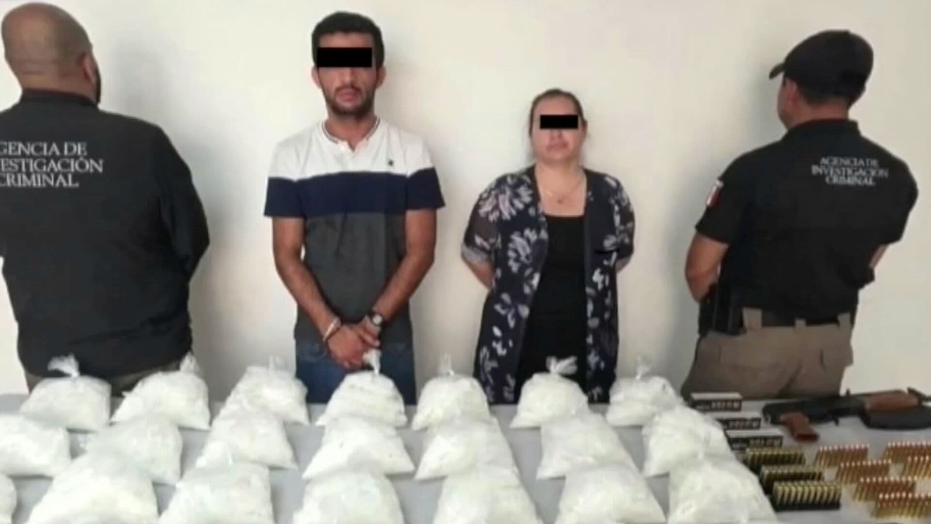 Detienen a Pareja en Carretera a Juárez con 30 Kilos de Droga y Un Fusil de Asalto