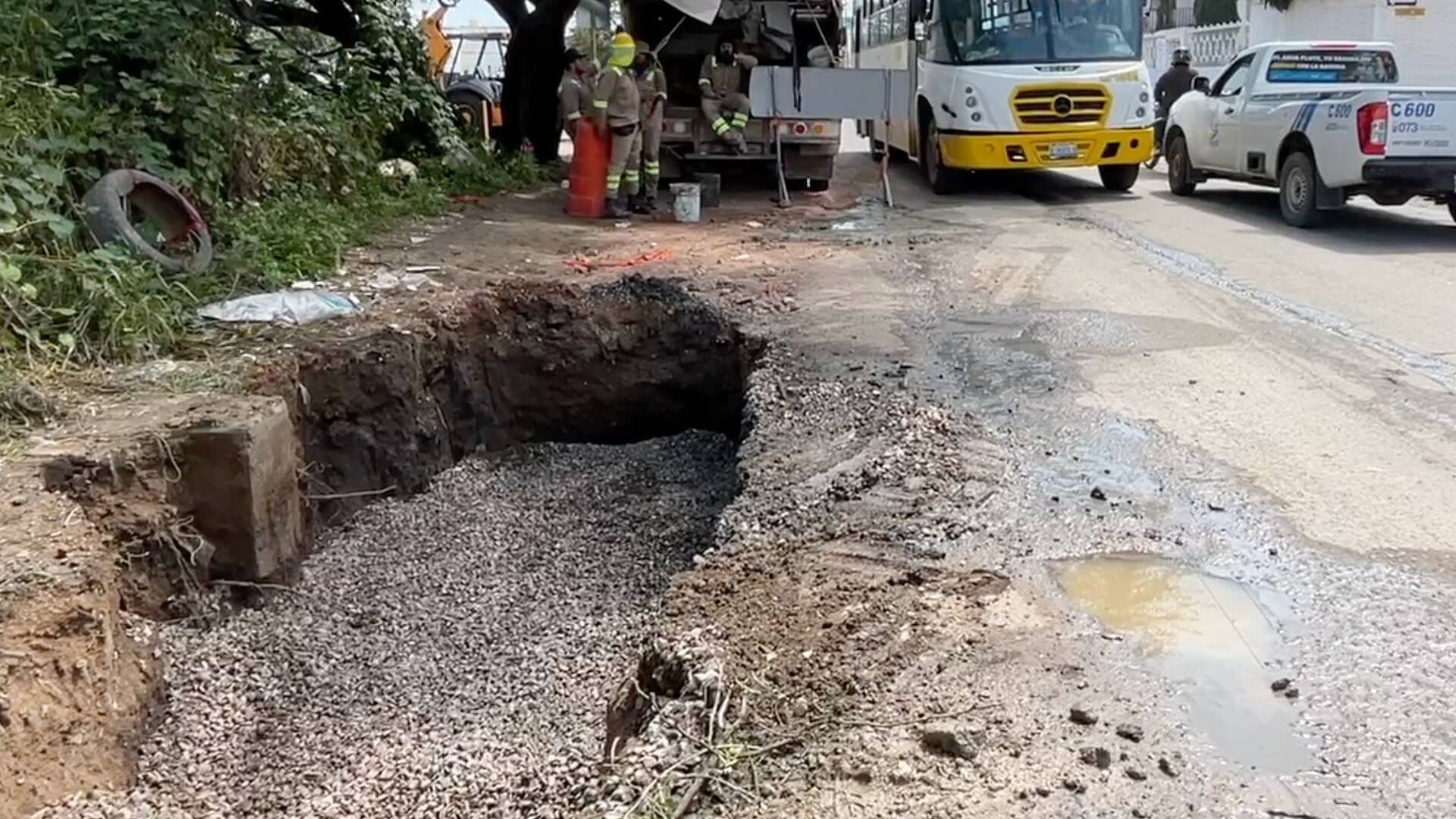 Aparecen Dos Socavones en el Bulevar Atotonilco en la 10 de Mayo en León