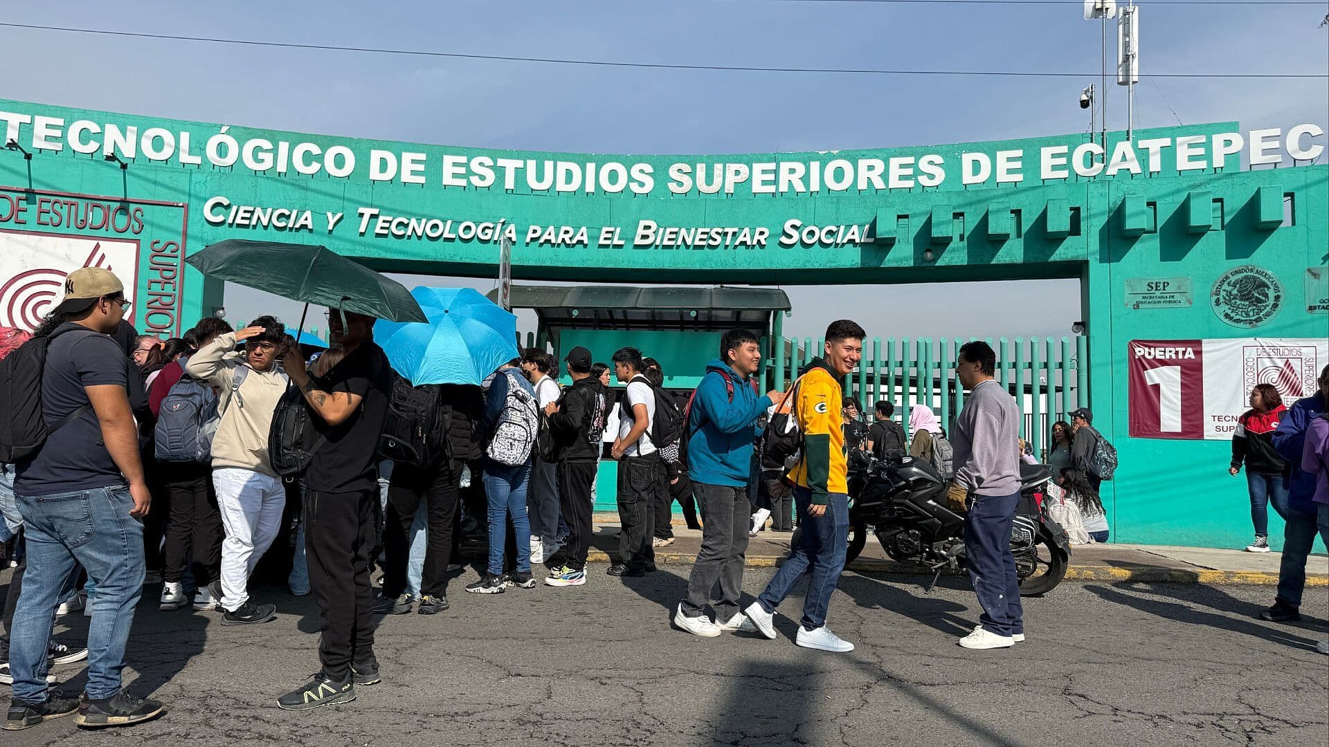 Estudiantes Bloquean Carriles Laterales de Avenida Central en Ecatepec