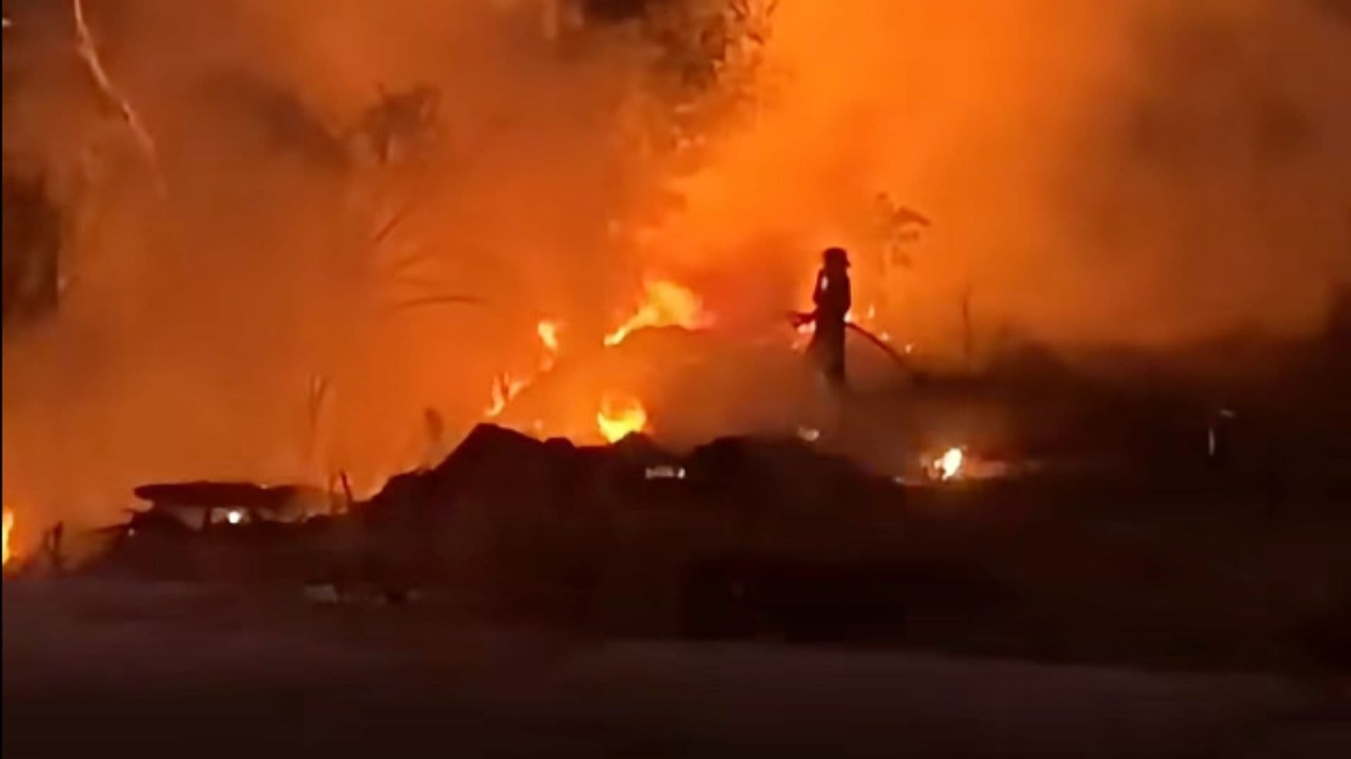 Fuerte Incendio Consume Varios Vehículos en Corralón de Reynosa, Tamaulipas