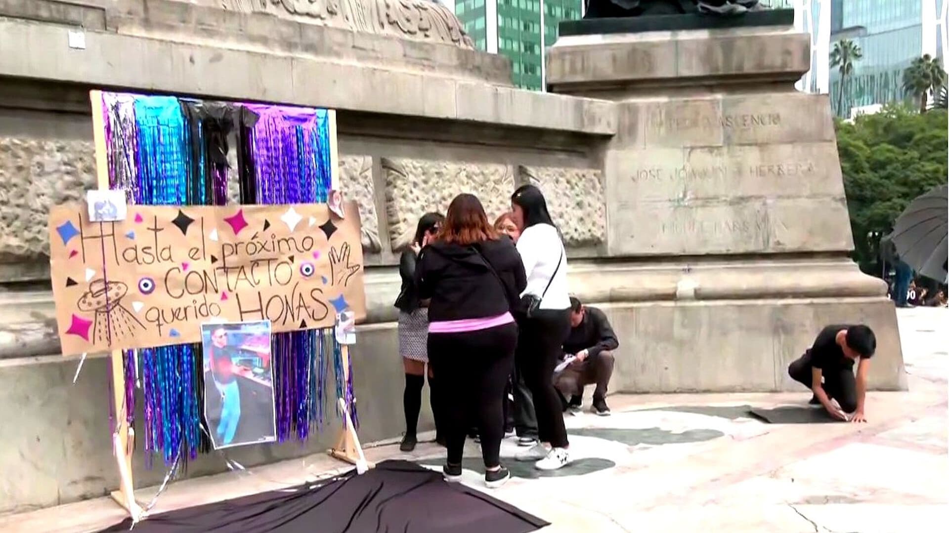 Fans de Camilo Séptimo Despiden a Jonathan Meléndez en el Ángel de la Independencia