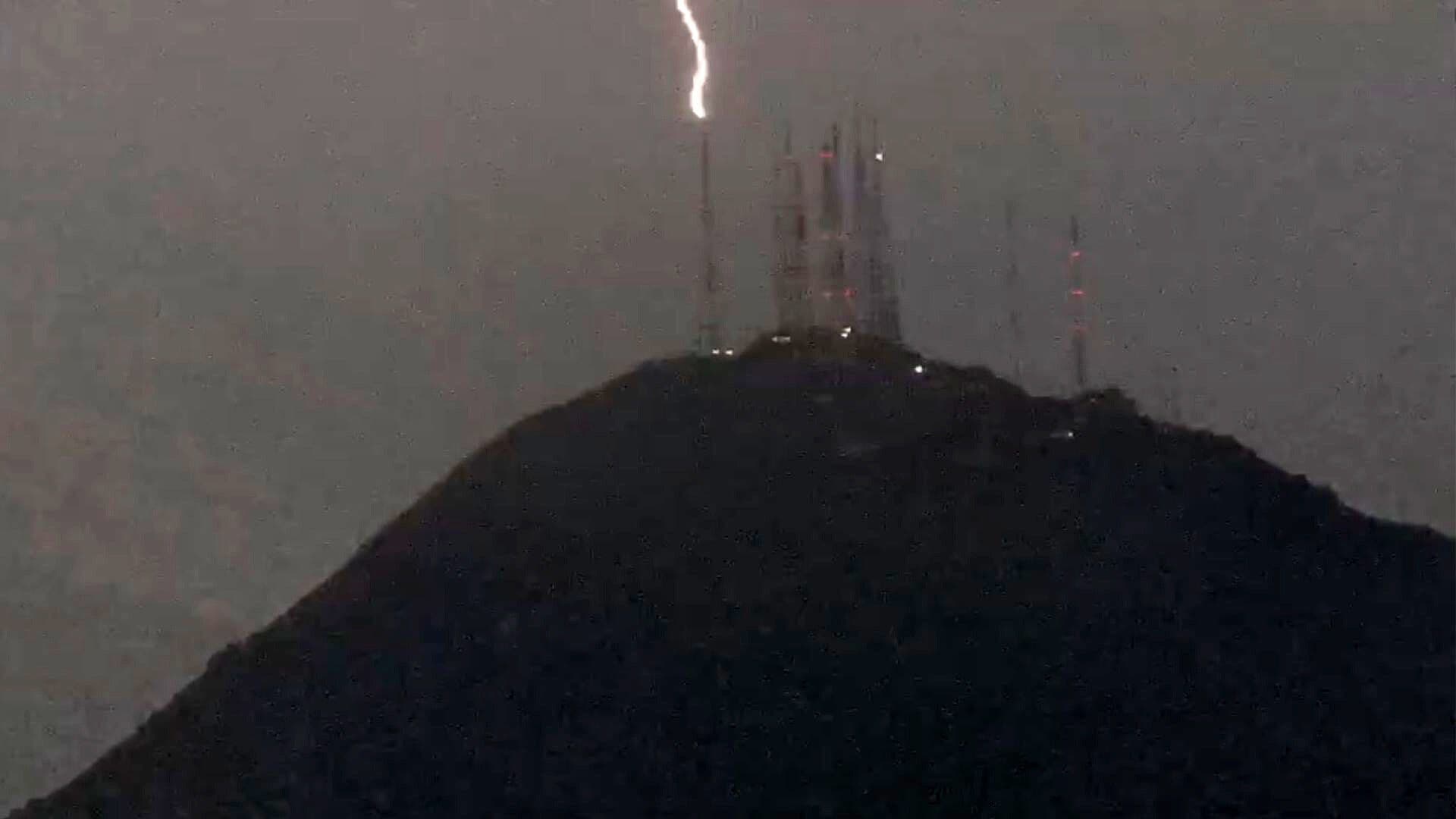 Rayo Impacta Antena del Cerro del Chiquihuite durante Tormenta en el Valle de México