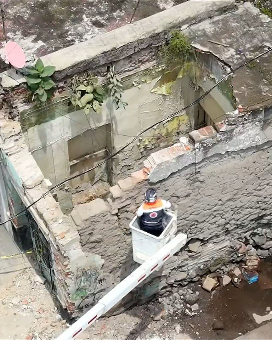 Desde el Aire: Así se Ve una Barda a Punto de Colapsar en la Colonia Morelos
