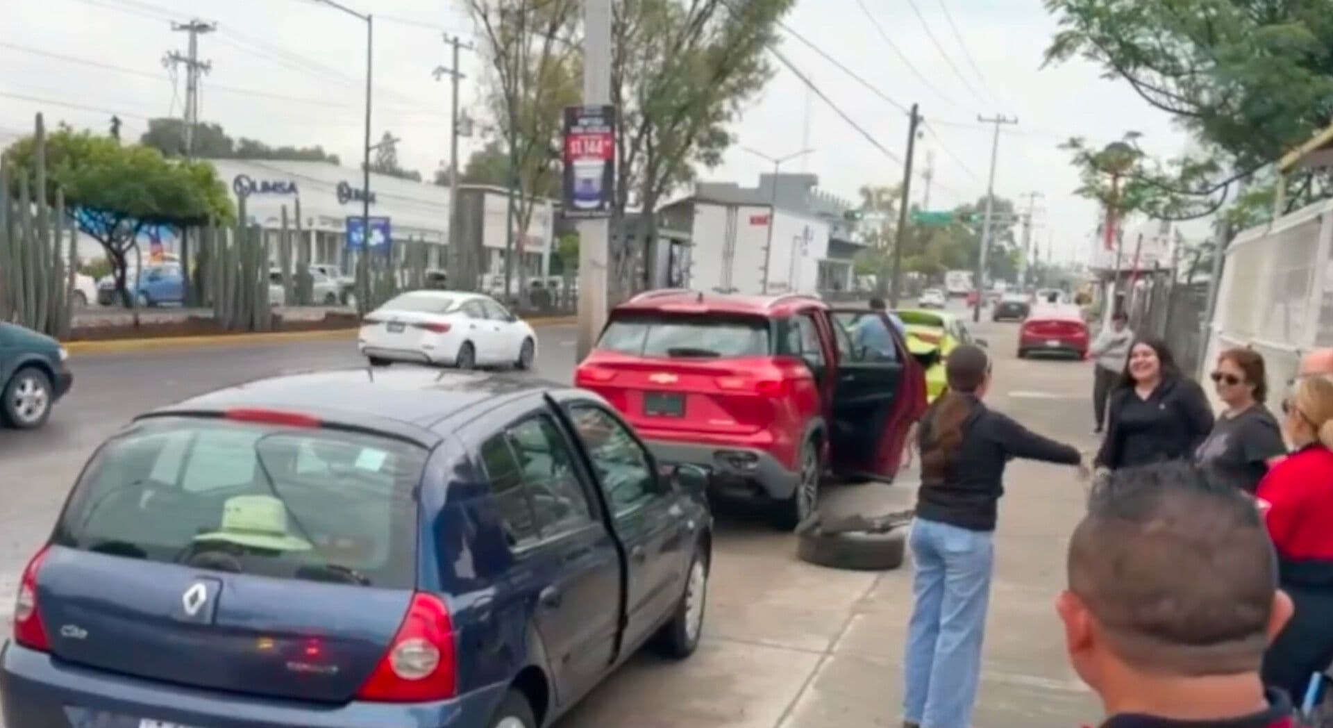 Choque Entre Tres Vehículo Deja a Una Persona Herida en León