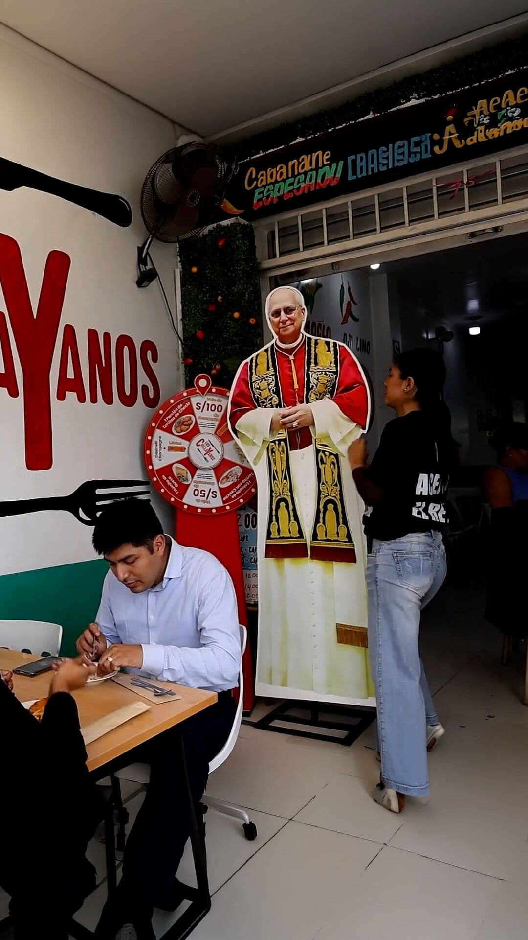 Decoran Restaurante en Honor al Papa León XIV