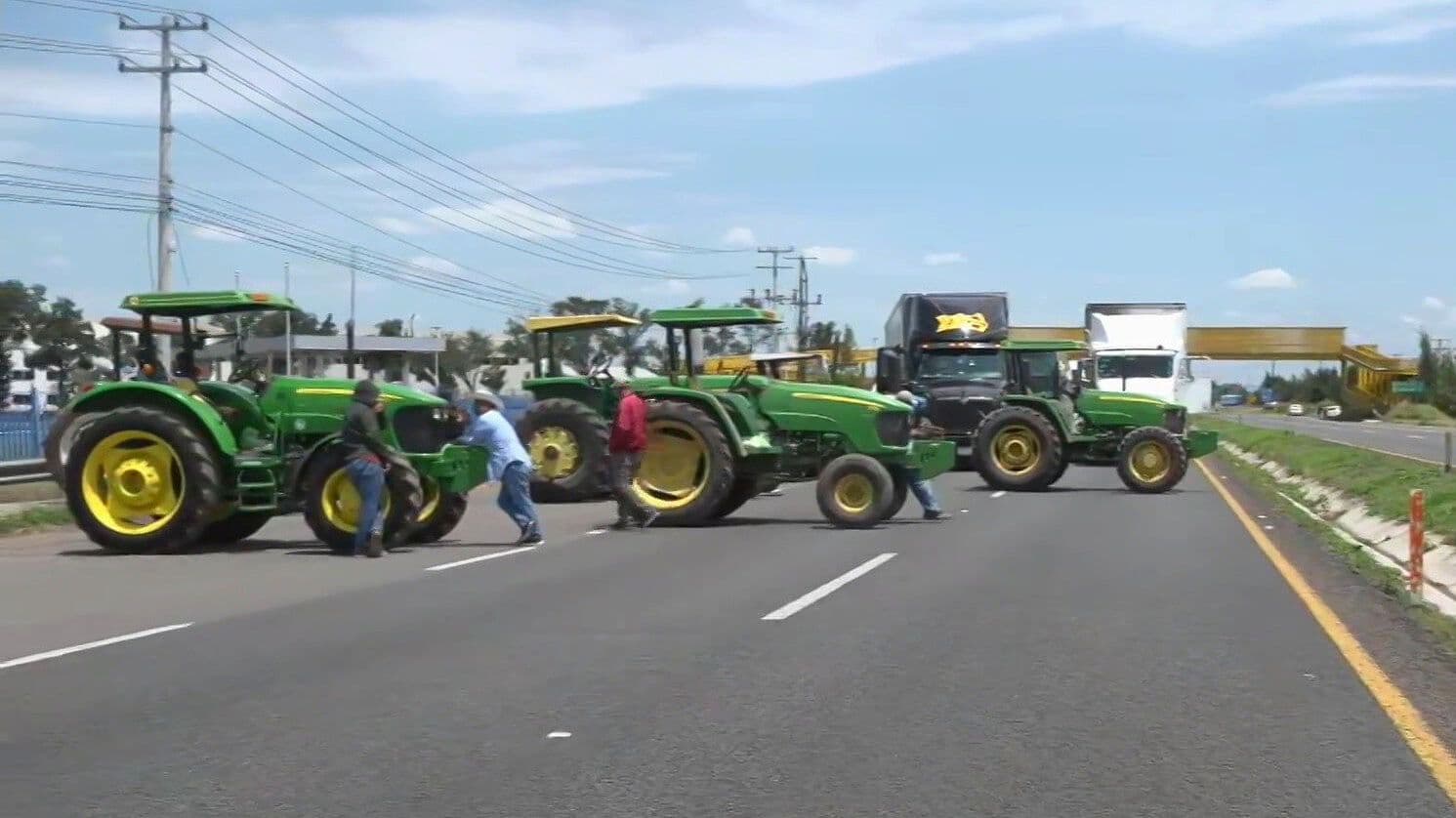 Agricultores Bloquean la Salamanca-Abasolo en Guanajuato; Autoridades se Reúnen con Productores