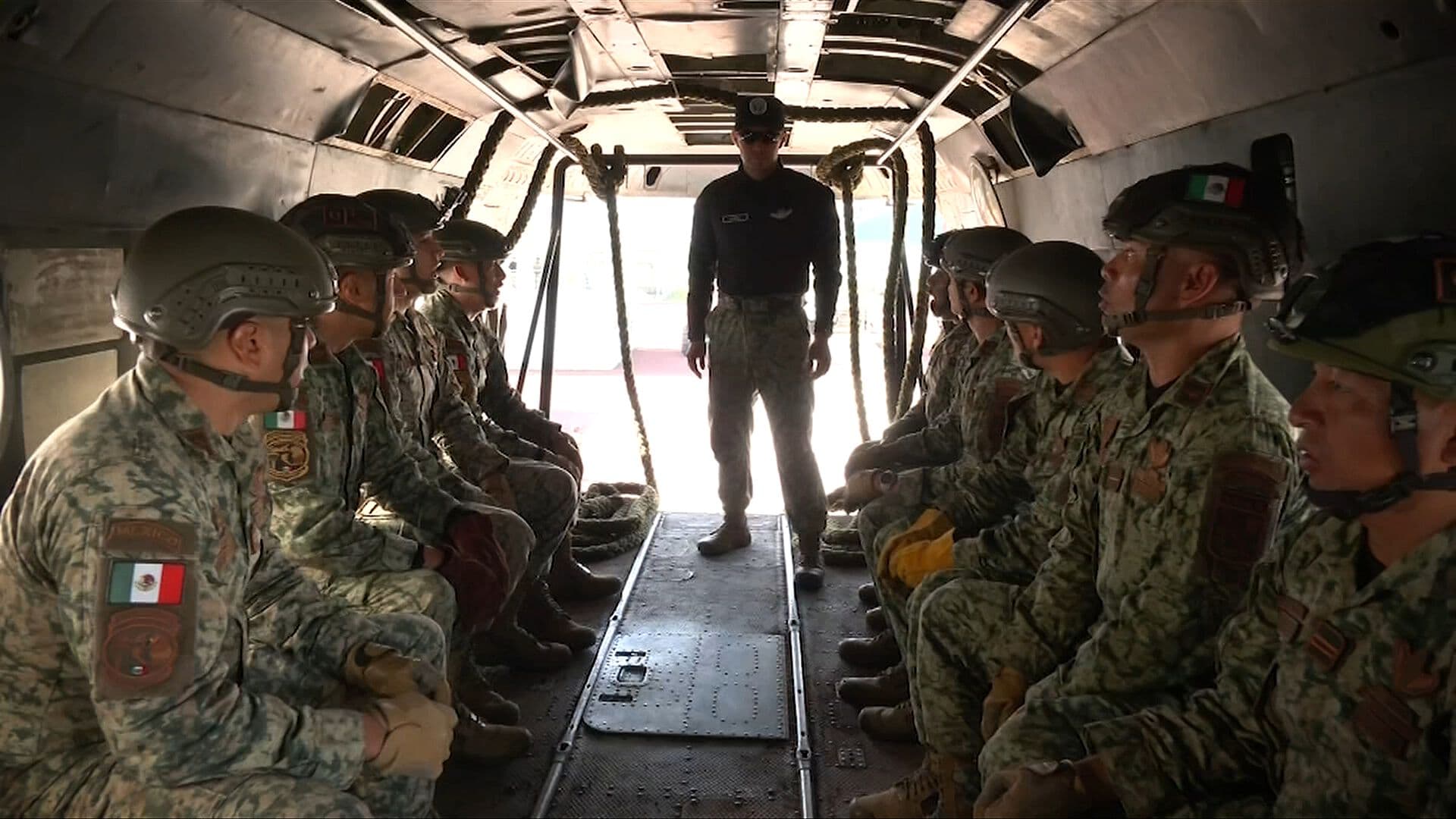 Fusileros Paracaidistas de México Realizan Ejercicios Militares con Ejército de EUA en Luisiana