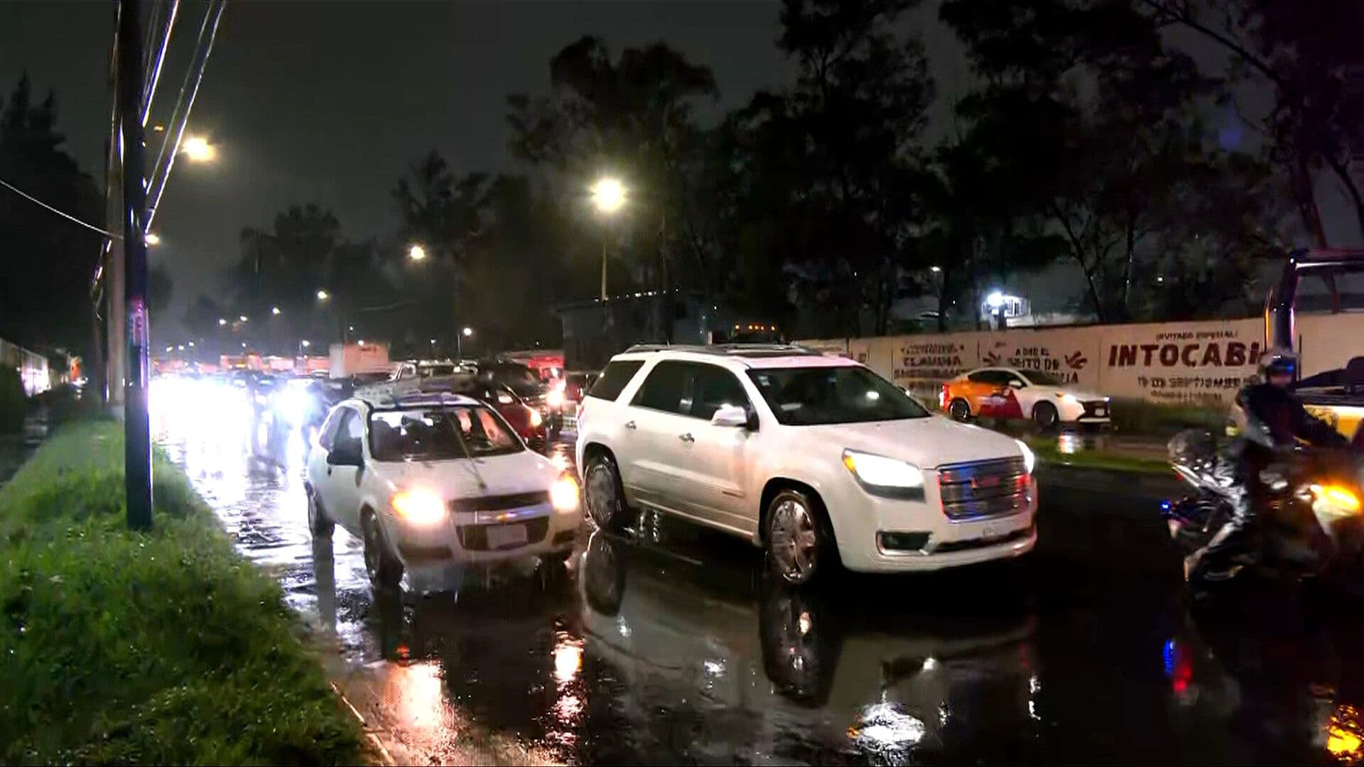 Lluvia y Retiro de Bloqueo Colapsan Circulación en Eje 6 Sur, Iztapalapa