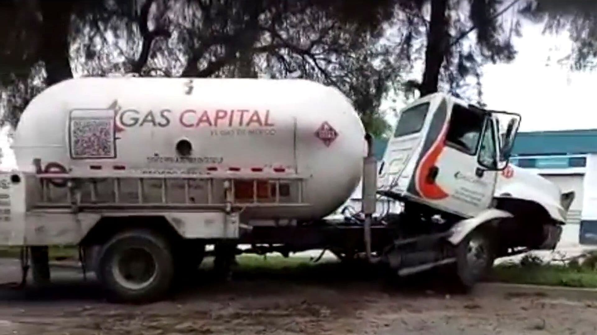 Pipa de Gas Choca contra Árbol y Obliga a Cerrar la México-Texcoco