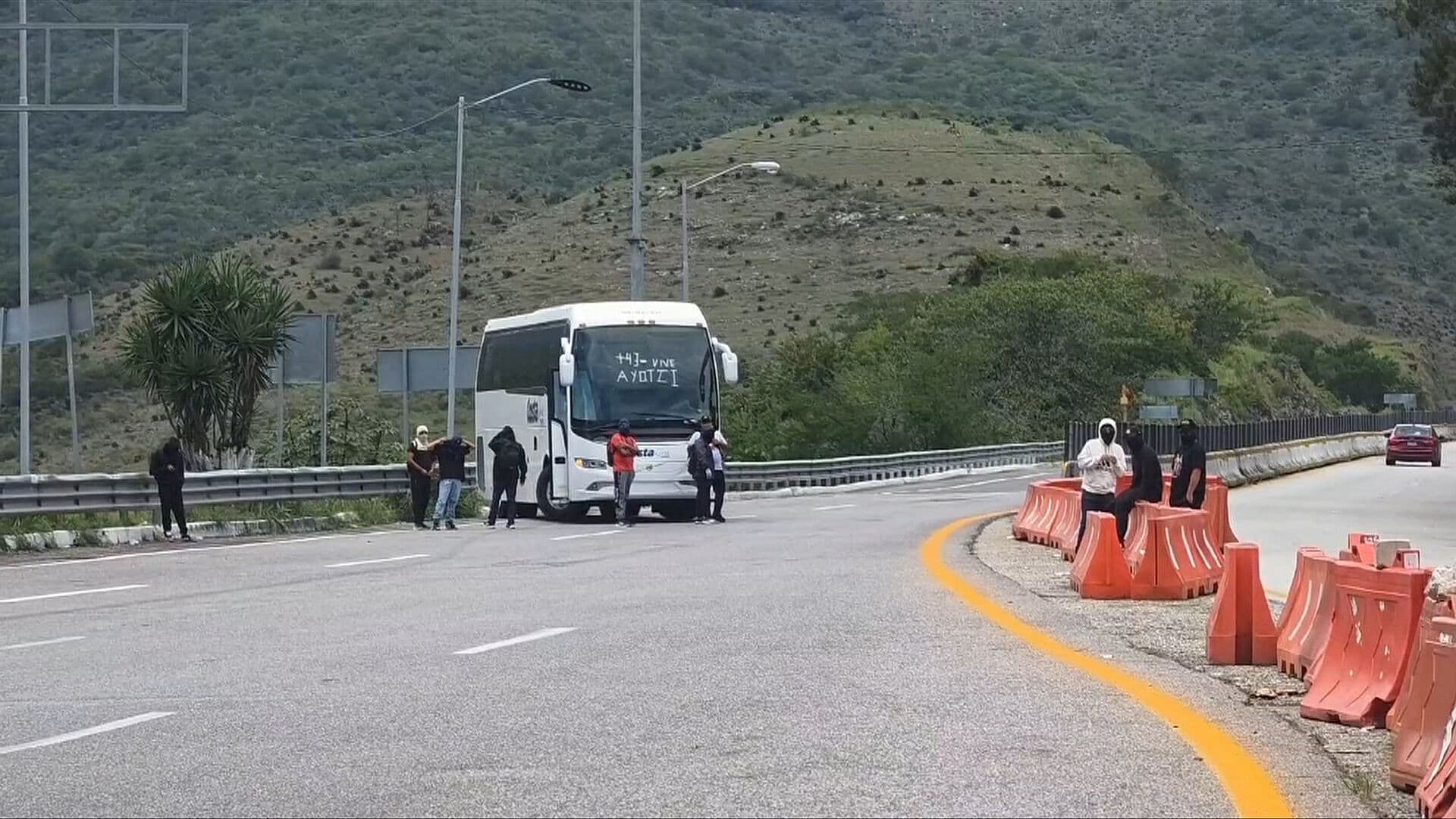 Normalistas Toman Autobuses en Caseta de Palo Blanco, Guerrero