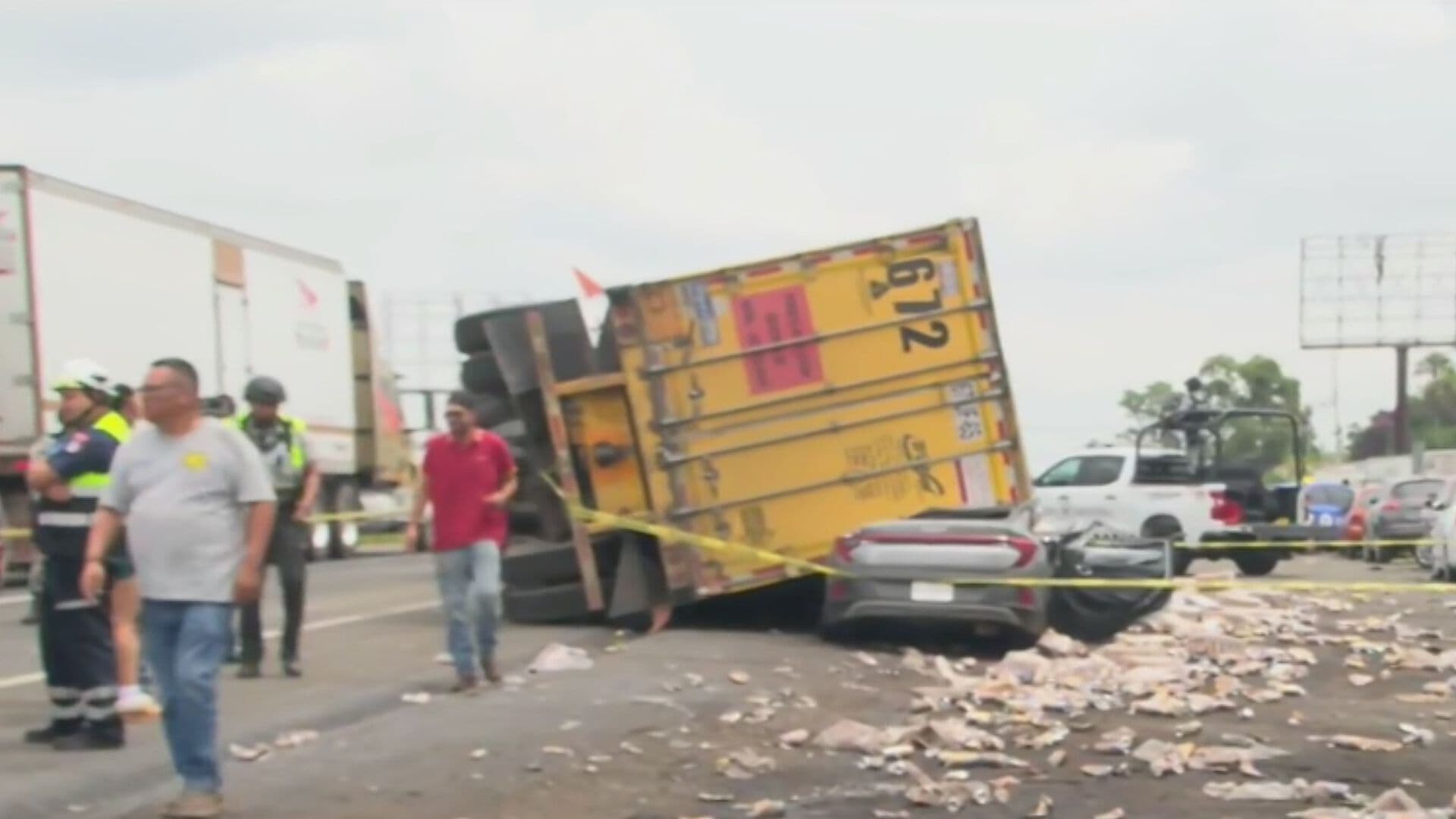Tráiler Vuelca y Aplasta un Auto en Tonalá; Hay 1 Muerto y Tres Heridos