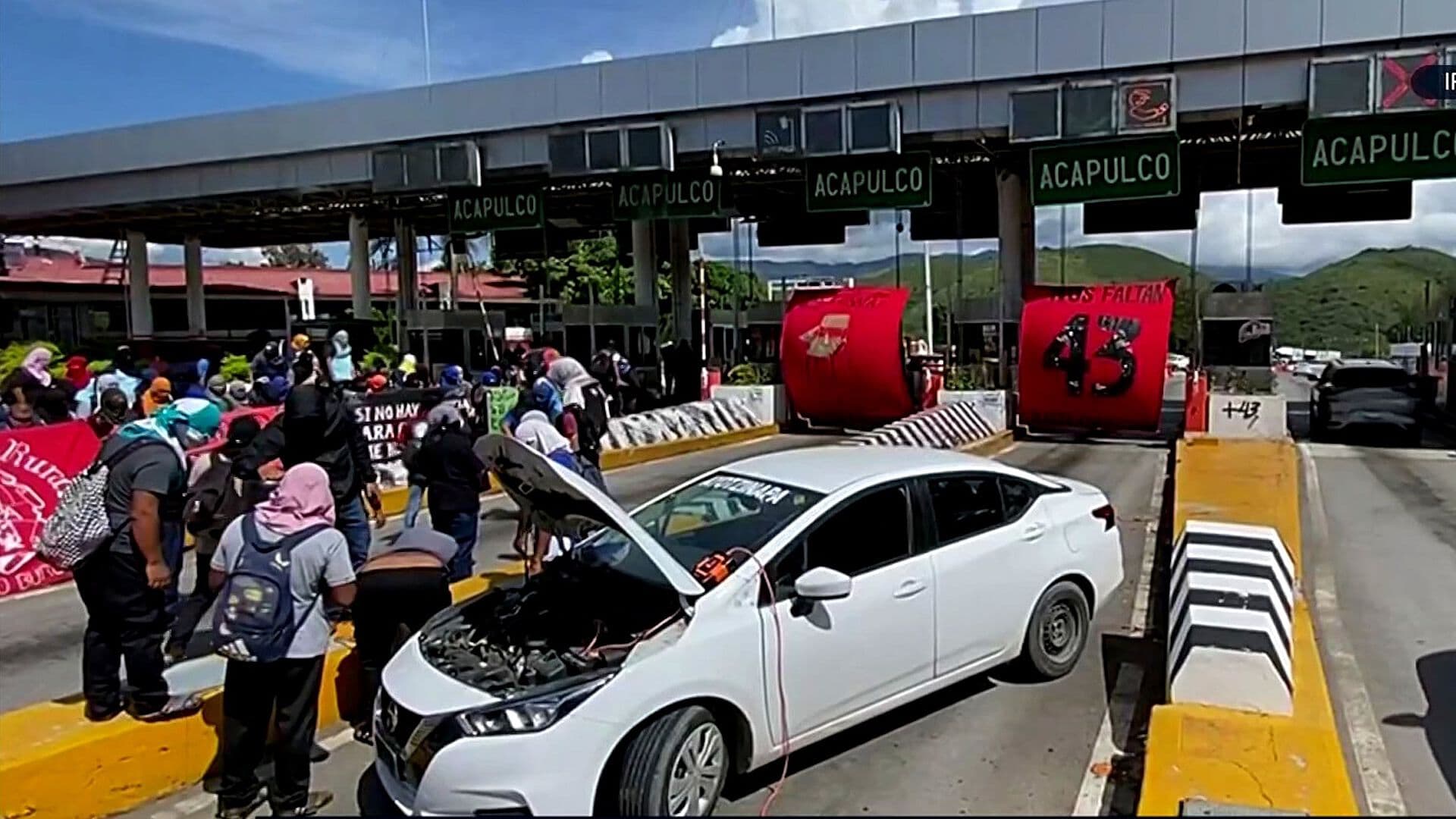 Normalistas de Ayotzinapa Toman Caseta de Palo Blanco y Dan Paso Libre