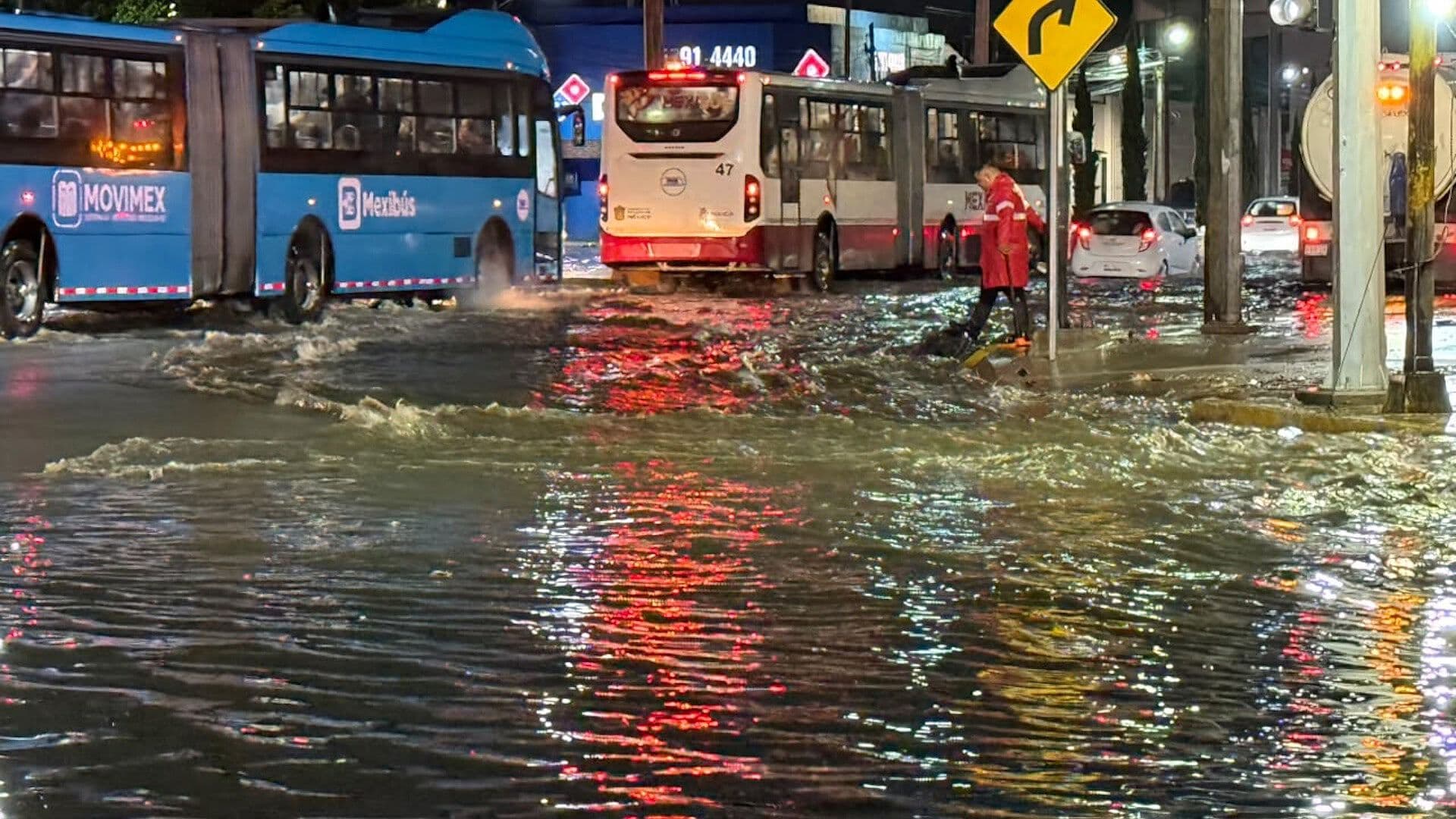 Lluvia Deja Calles Anegadas en Ecatepec, Estado de México