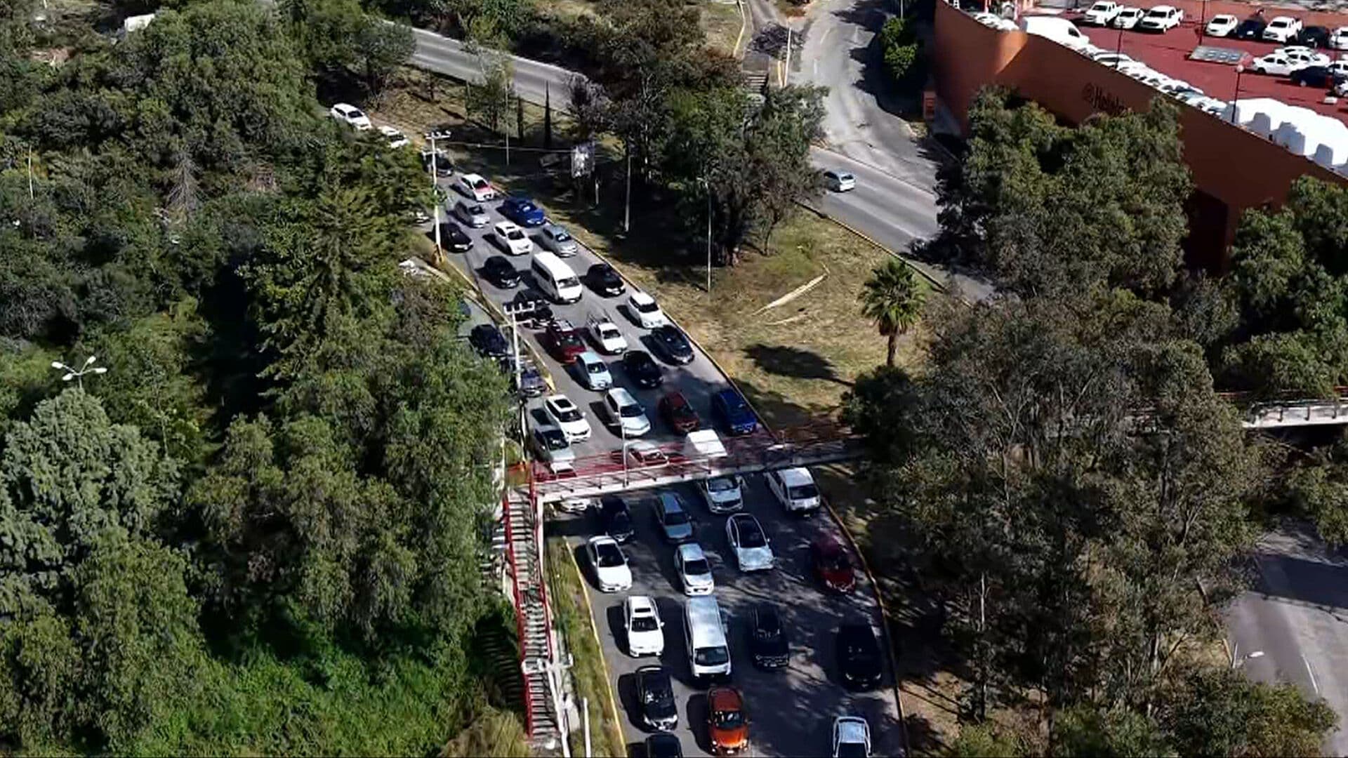 Desde el Aire: Caos en Avenida Lomas Verdes por Bloqueo de Vecinos