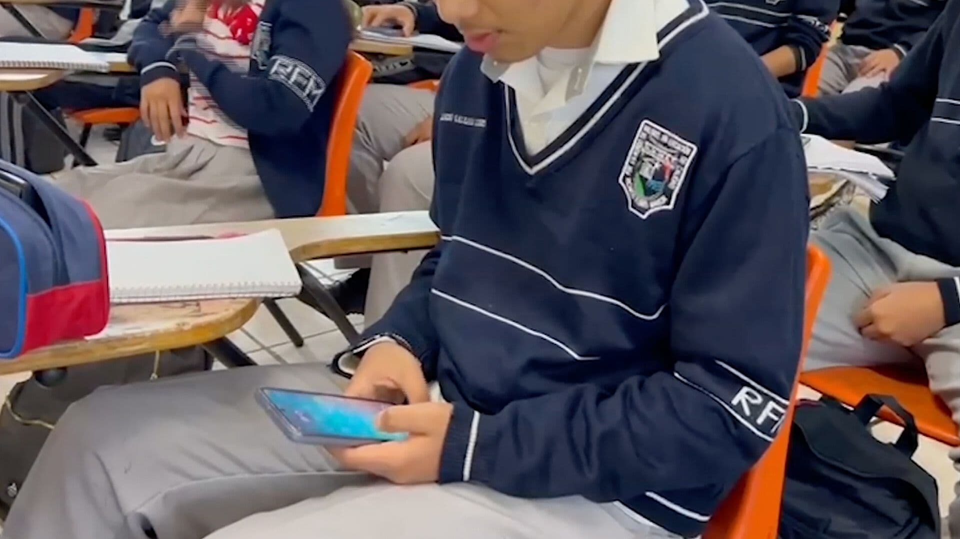 Padres de Familia Reaccionan a la Restricción de Celulares en Escuelas de Puebla