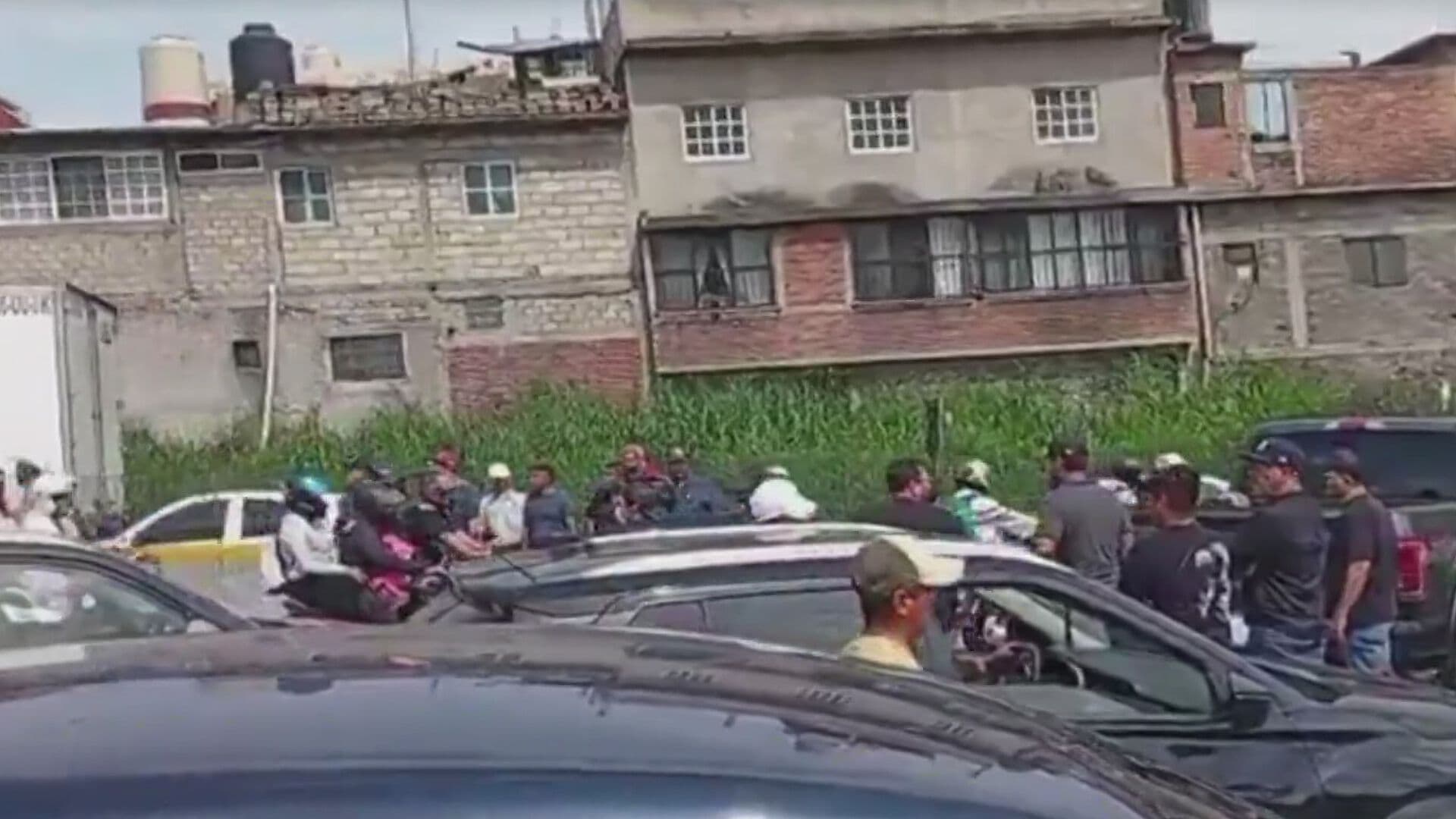 Normalistas de Amilcingo Bloquean Autopista Cuernavaca-Acapulco