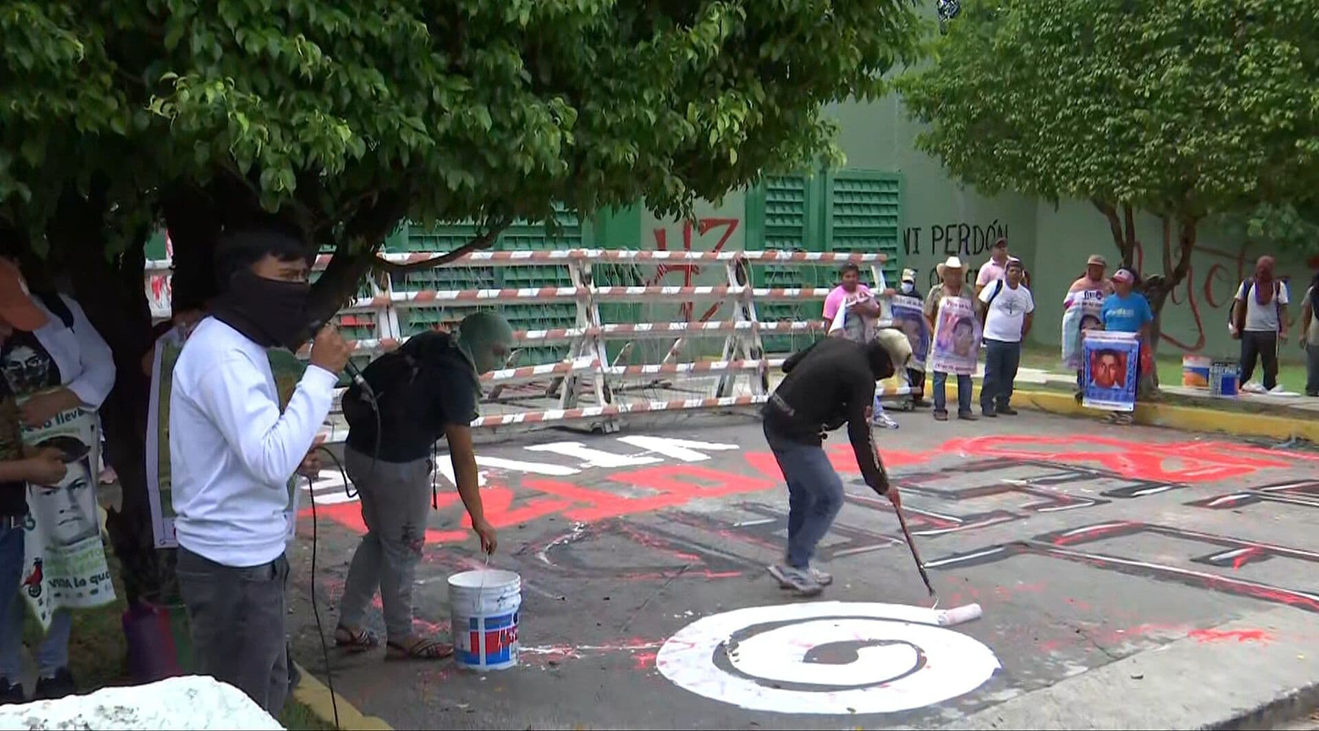 Así se Ven las Pintas que Dejaron los Normalistas tras su Protesta en Iguala
