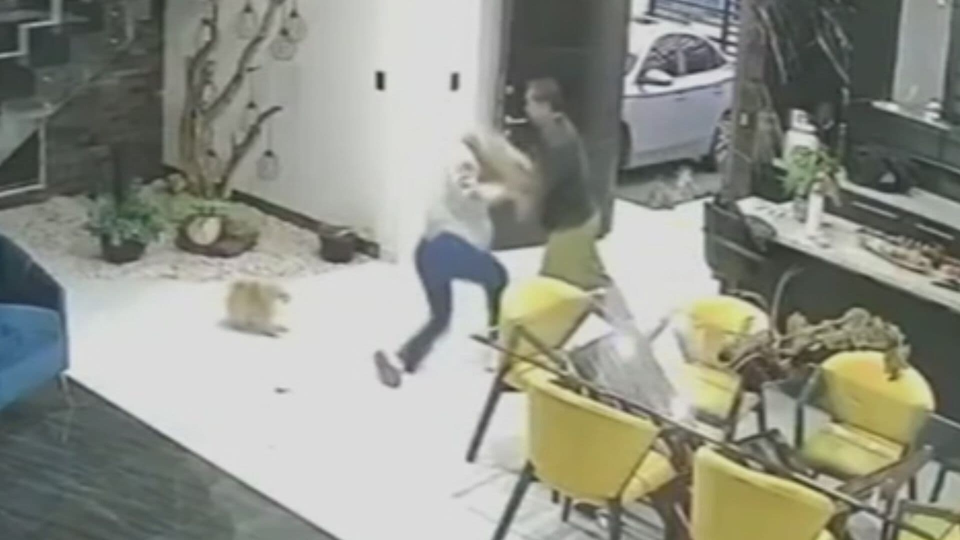 Video | Mujer Recibe Fuerte Golpiza a Manos de su Propio Padre en Guadalajara