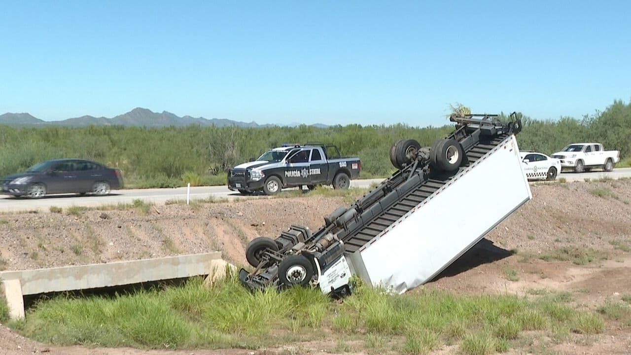 Volcadura de Tractocamión Deja Dos Lesionados en Carretera Hermosillo-Guaymas
