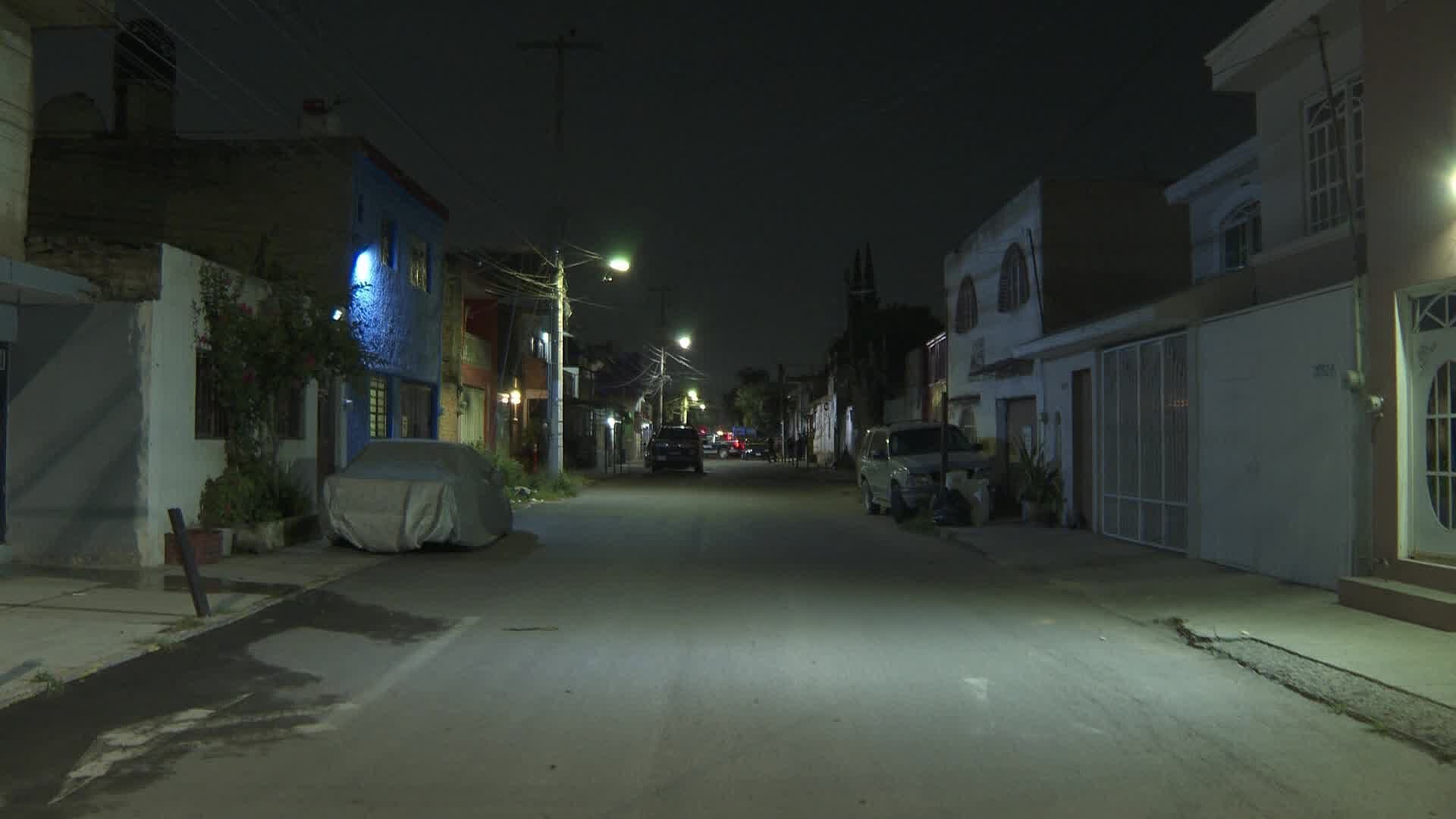 Balean Automóvil Afuera de Centro de Rehabilitación en Zapopan