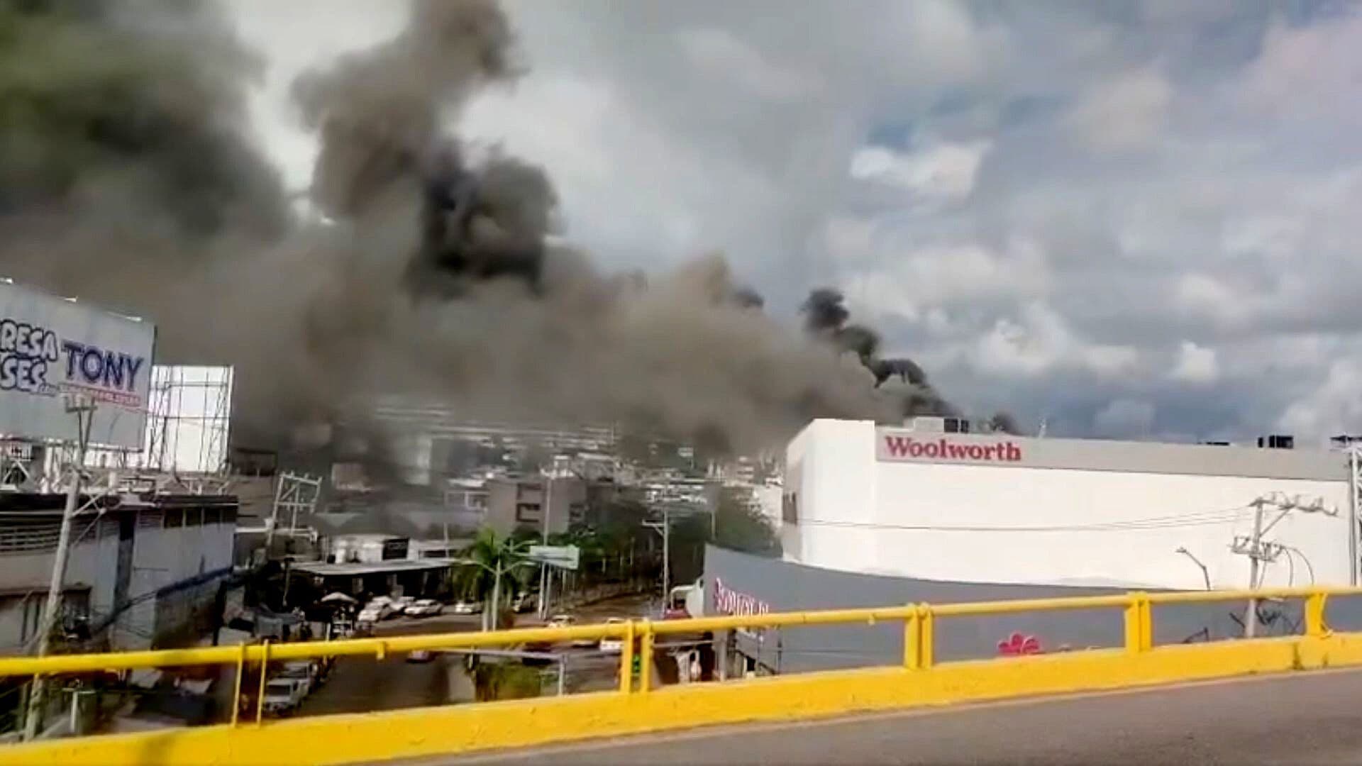 Fuerte Incendio Movilizó a Bomberos en Tienda Departamental de Acapulco, Guerrero