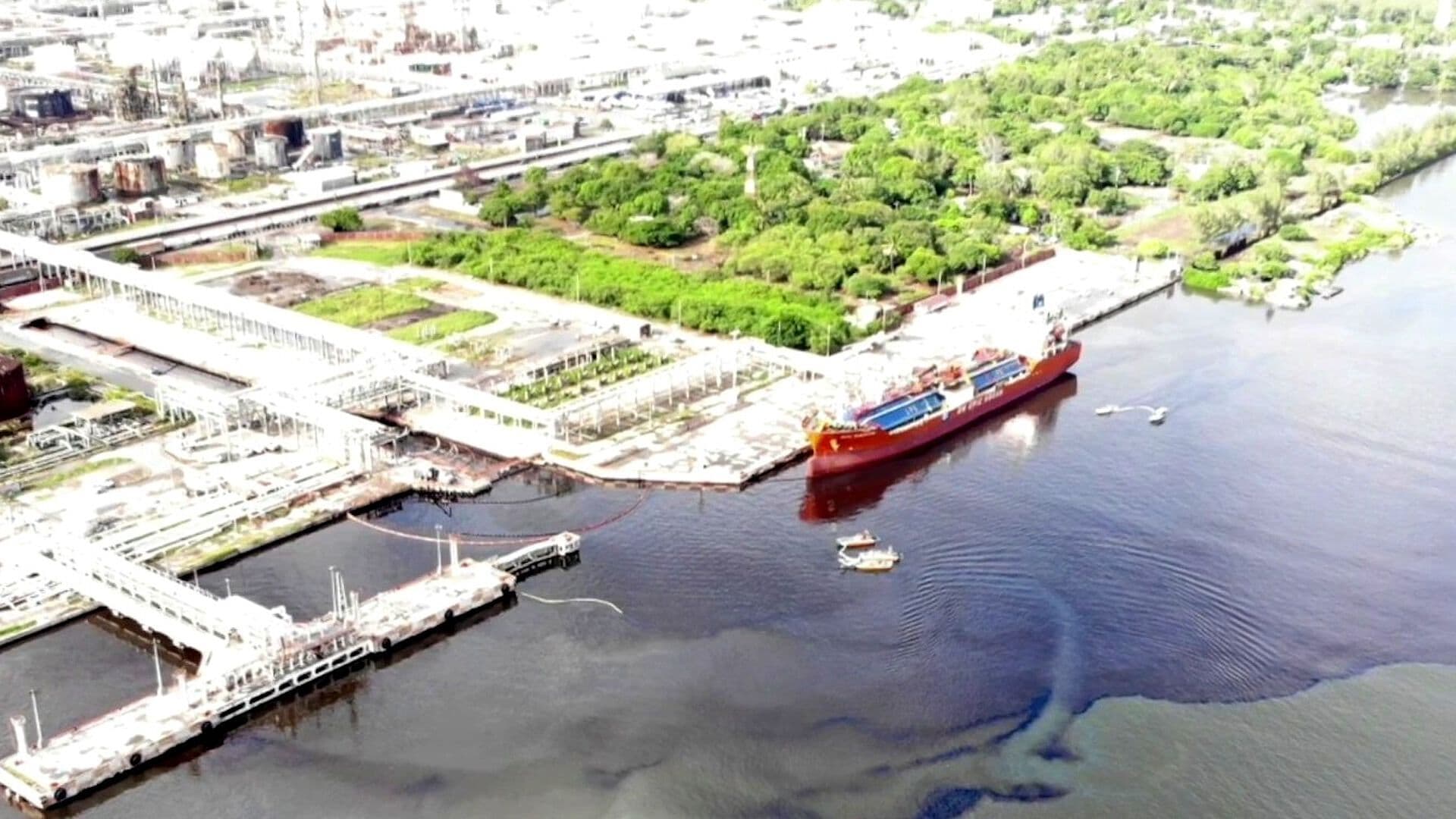 Pemex Reforzó Contención y Limpieza ante Descargas Cerca del Río Pánuco