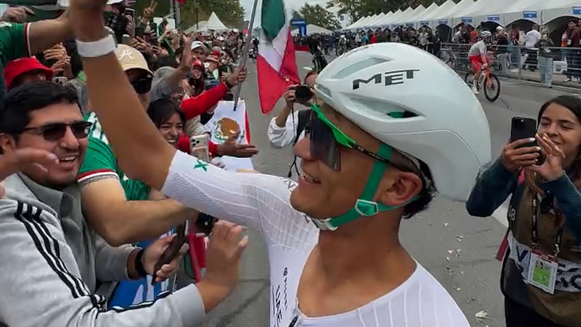 Fans Celebran a Isaac del Toro tras Mundial de Ciclismo