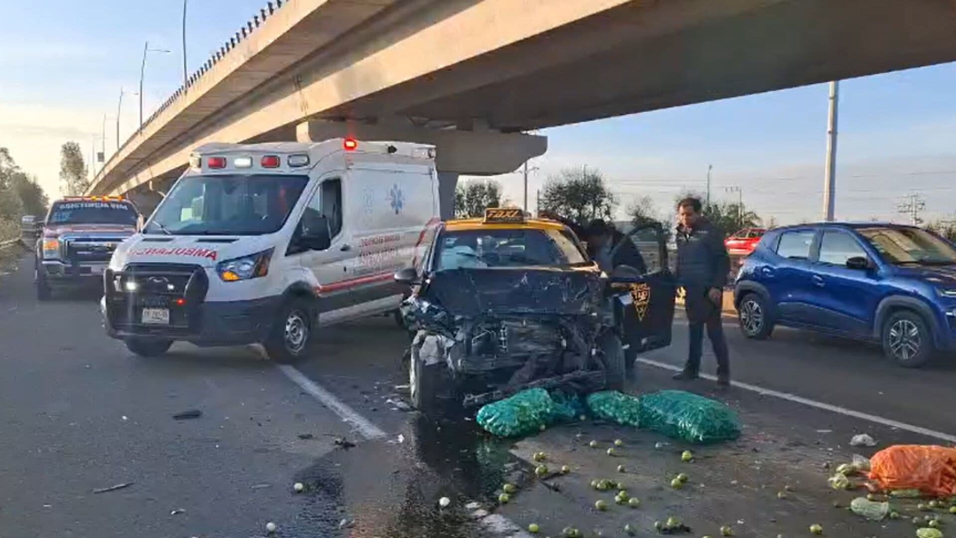 Accidente Choque Alcance Camioneta Taxi Autopista México Puebla Conductor Prensado Sentido CDMX