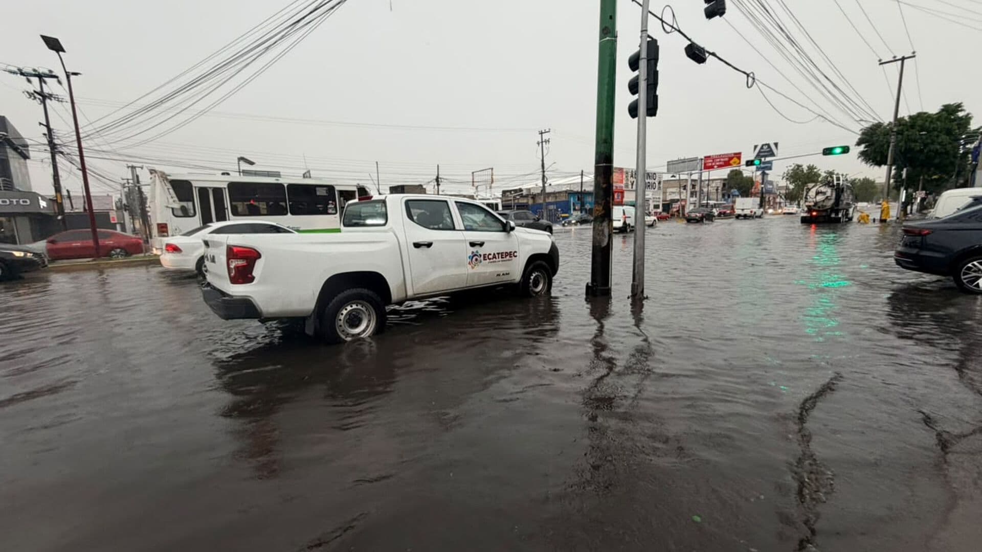 Vía Morelos se Inunda por las Precipitaciones en Ecatepec, Edomex