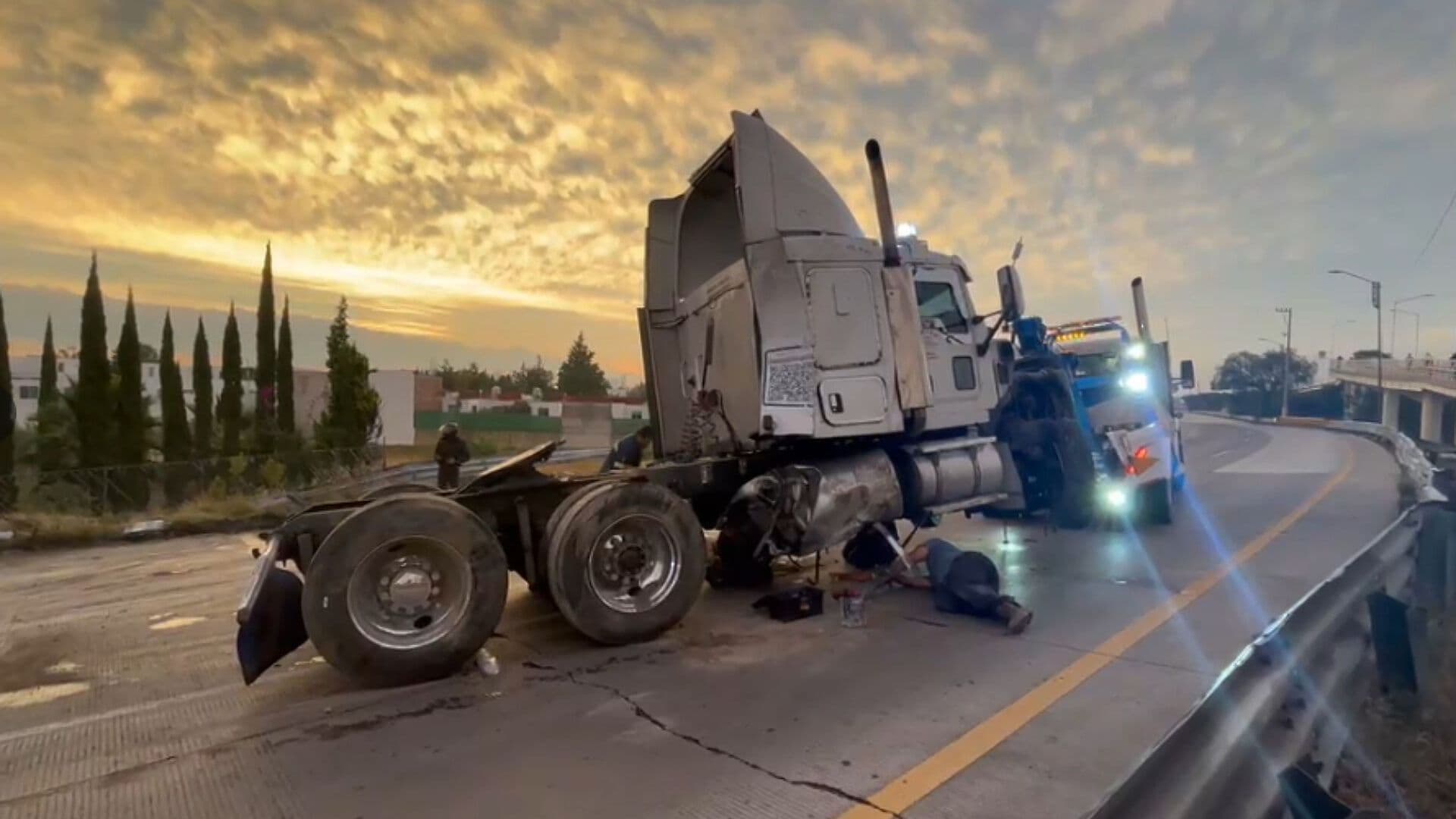 Un Tráiler Chocó contra Barrera de Contención y Volcó en Periférico de Puebla