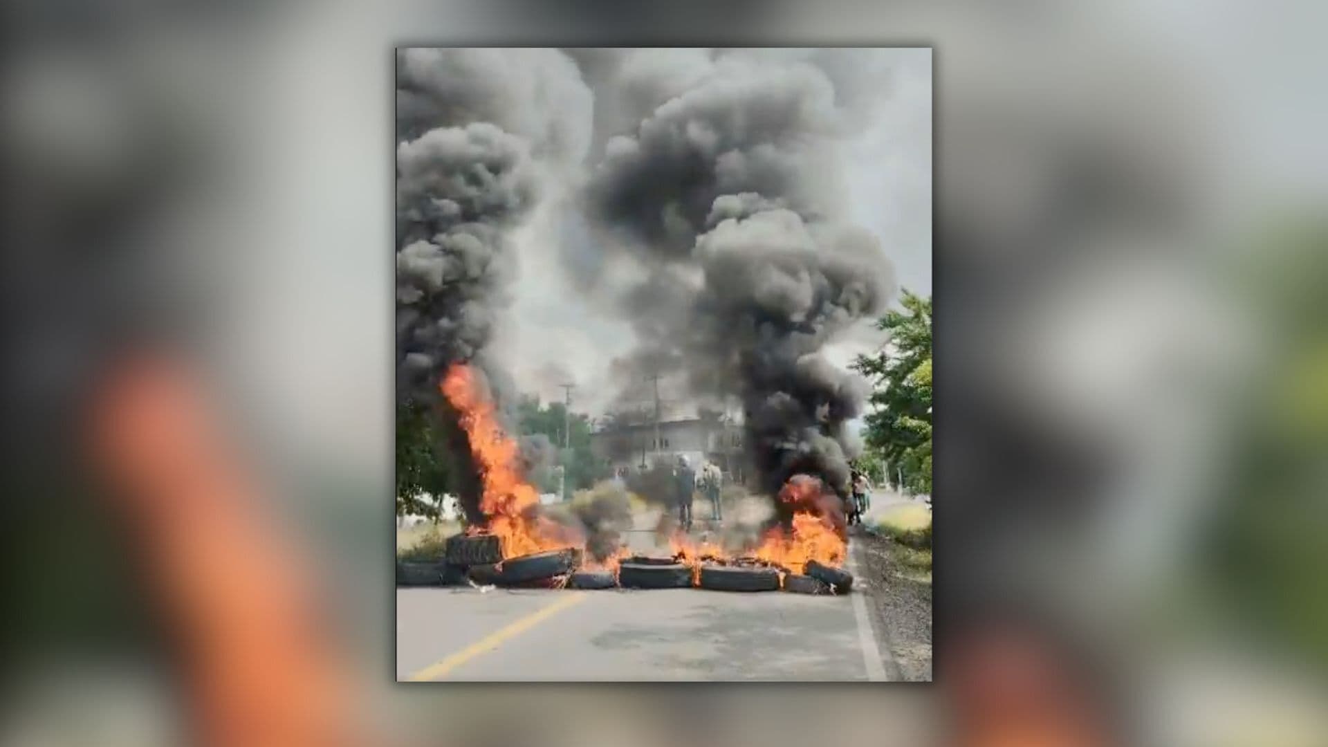 Familiares de Desaparecido Bloquean Carretera Buenavista-Apatzingán en Michoacán