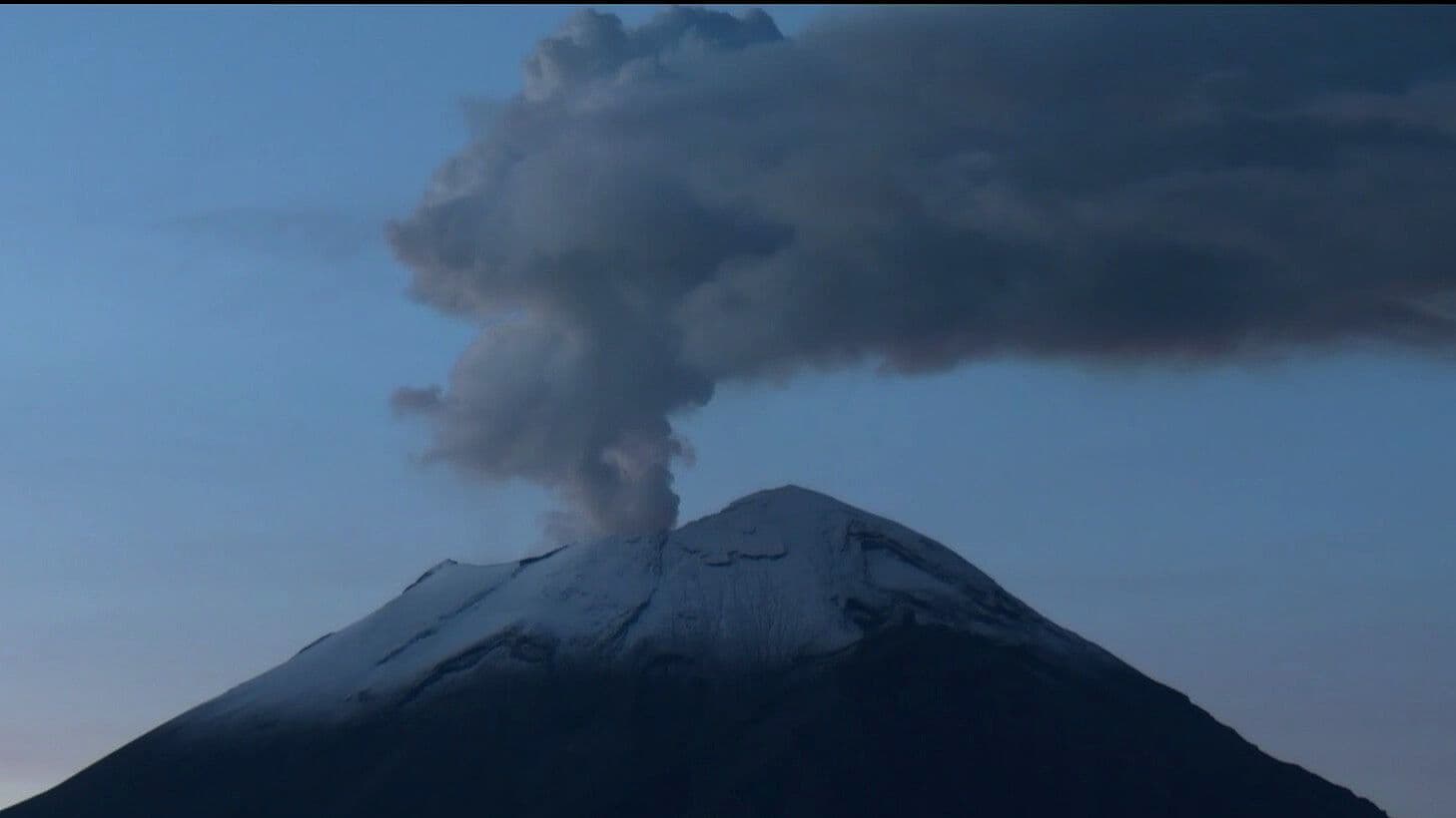 Así Amanece el Popocatépetl este Lunes: el Volcán Emite una Fumarola