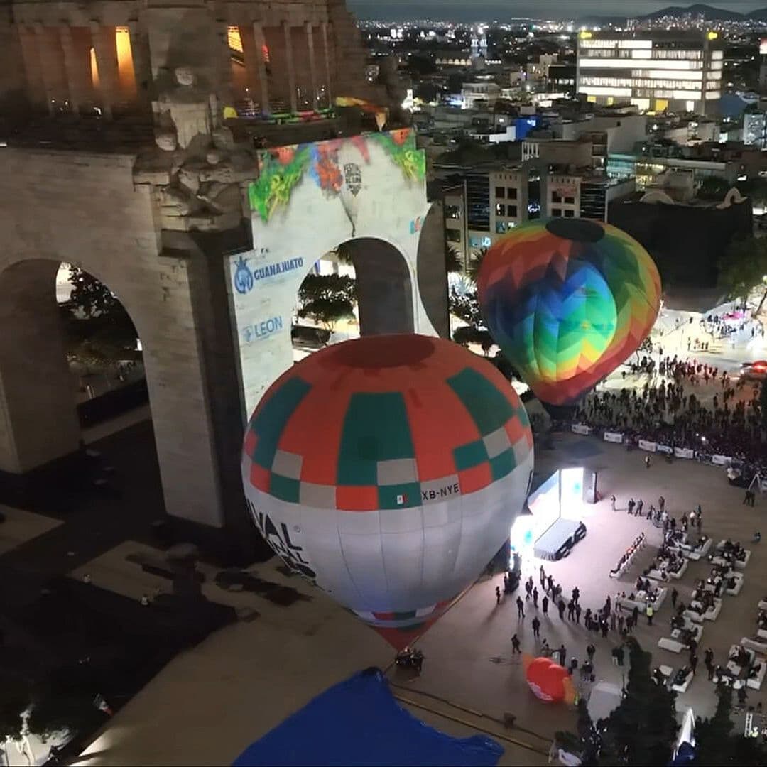 Noche Mágica: Globos Aerostáticos Iluminan el Monumento a la Revolución en CDMX