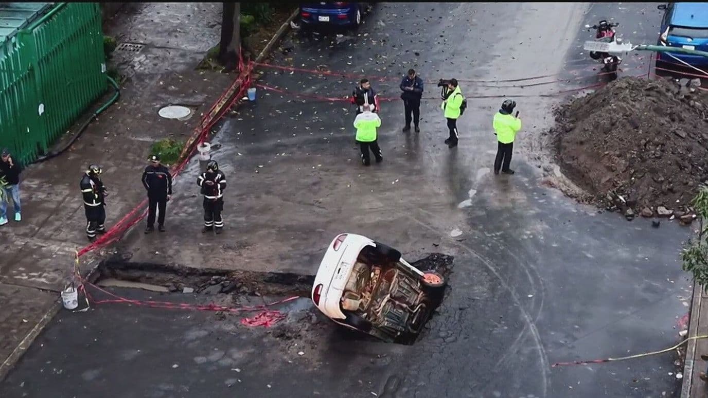 Así se Ve Desde el Aire el Auto que Cayó en una Enorme Zanja en Tlatelolco