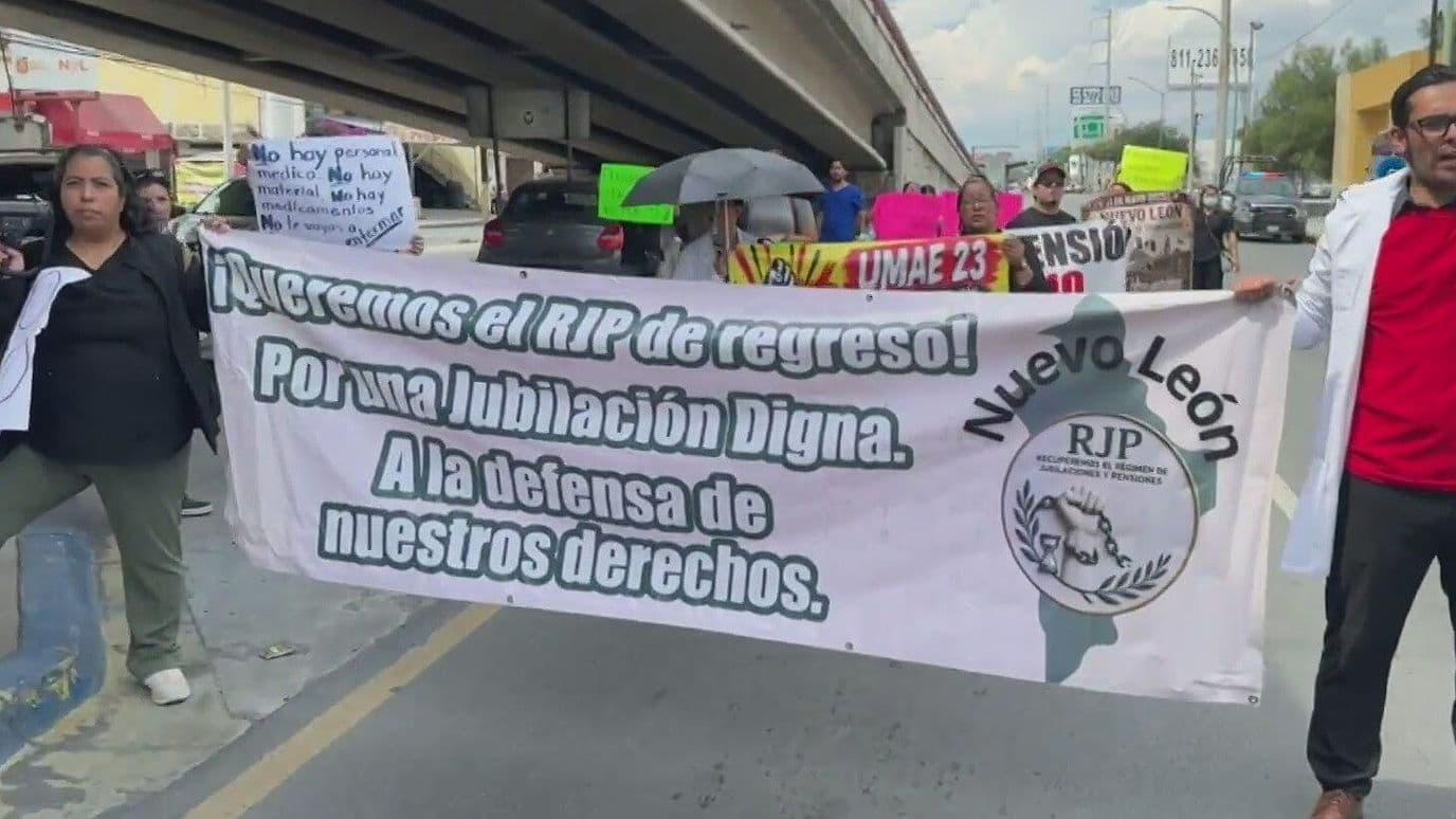 Bloquean Empleados del IMSS Avenida en Monterrey