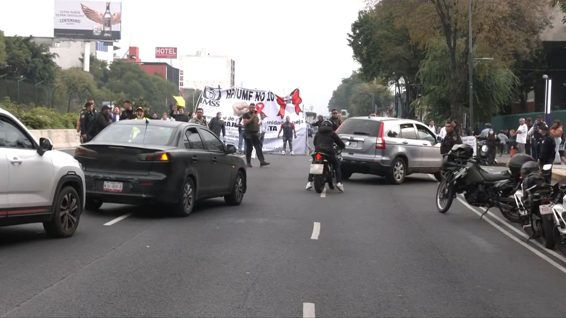 Bloqueo de Trabajadores del IMSS Afecta Calzada de Tlalpan hacia el Sur