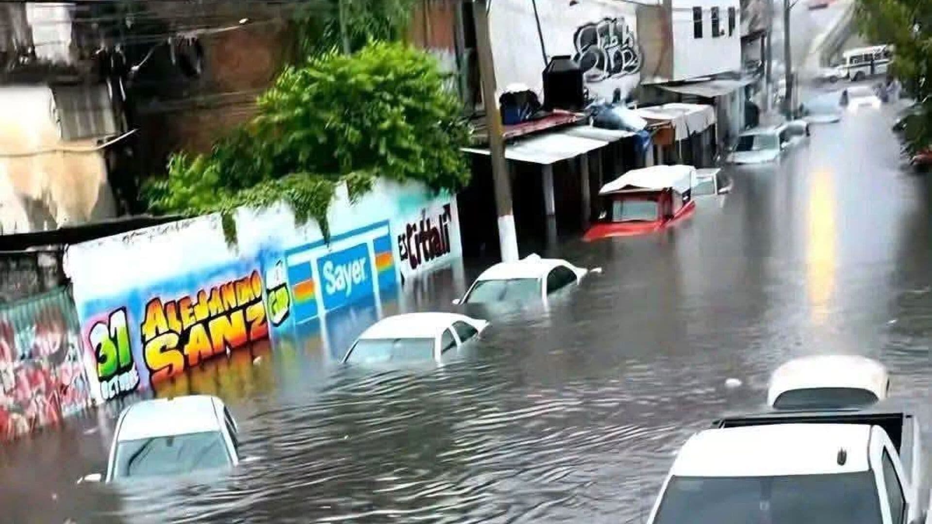 Lluvias en Acapulco Dejan 60 Vehículos Afectados y 20 Personas Rescatadas