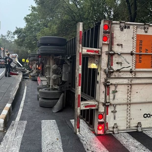Tráiler con 20 Toneladas de Caucho Vuelca en Periférico de CDMX