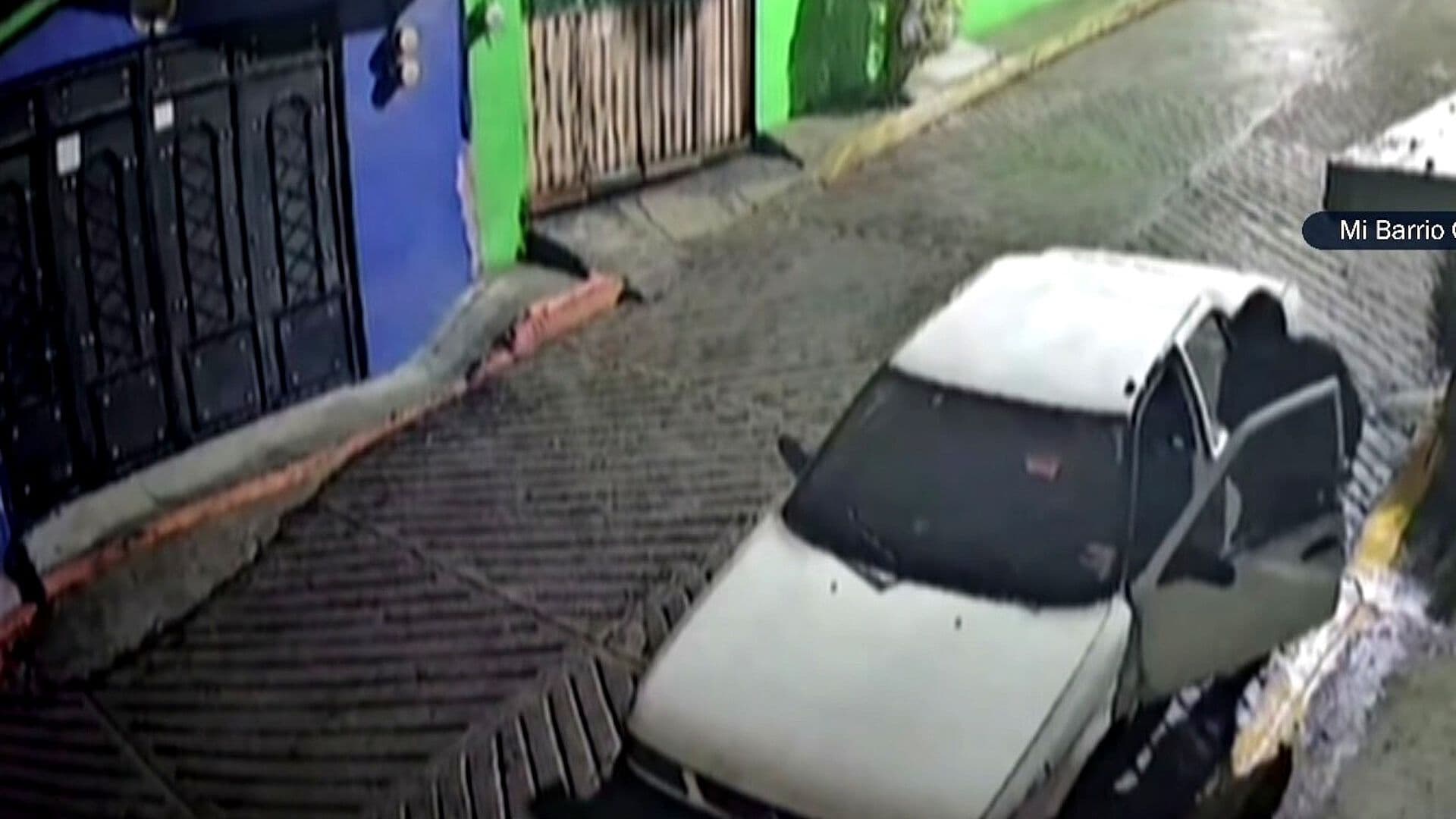 Hombre Encapuchado Roba Auto en Segundos en Cuautepec, CDMX