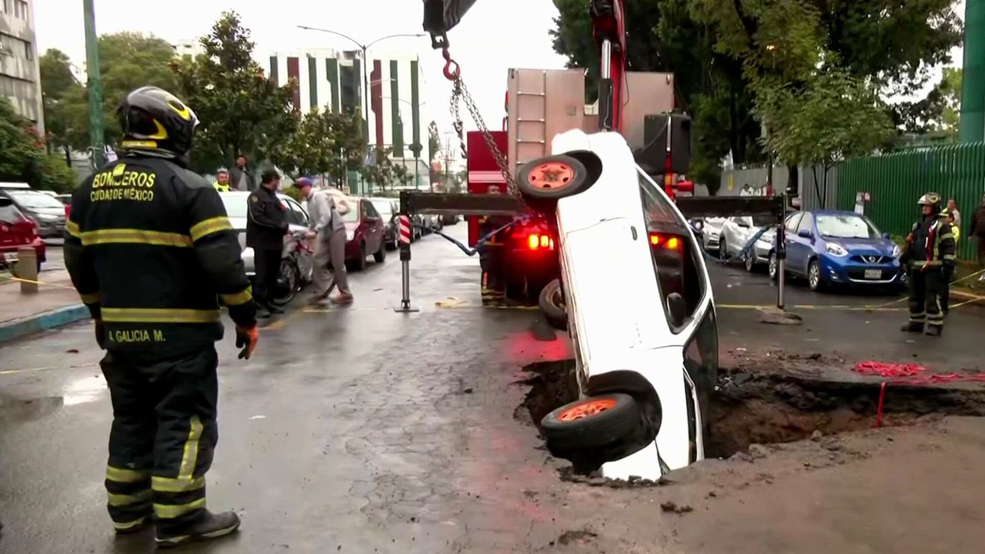 Automóvil Cae en Zanja por Obras de Drenaje en Tlatelolco, CDMX