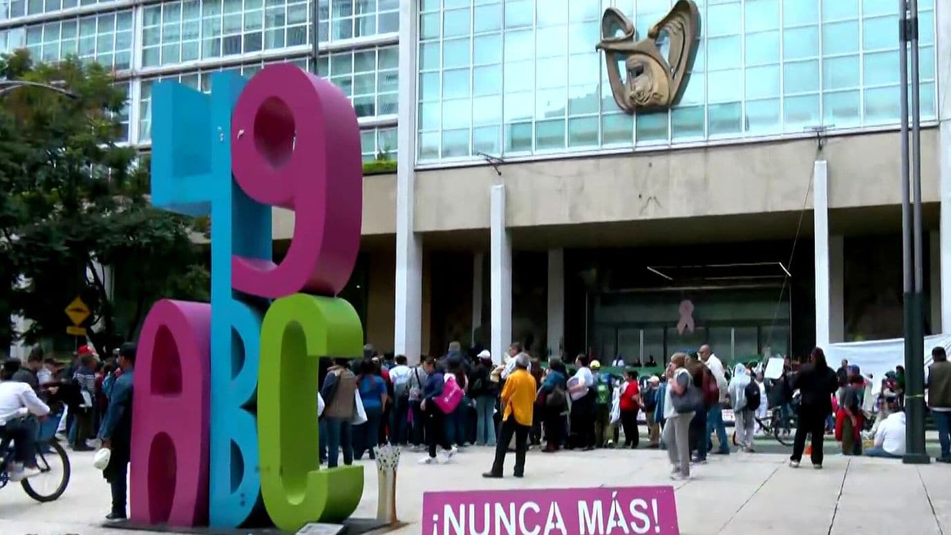 Trabajadores del IMSS Bloquean Reforma y Piden Sustitución de su Líder Sindical
