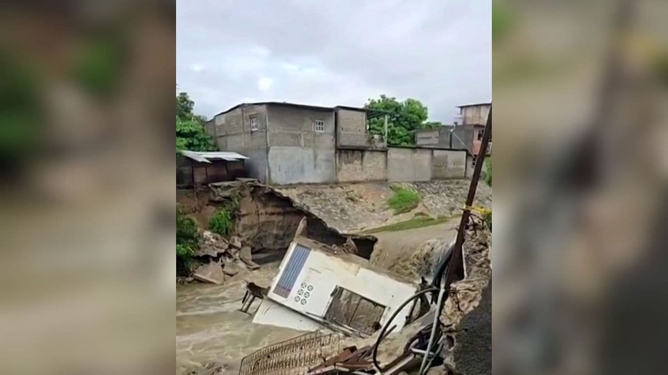 Vivienda Colapsa por la Fuerza de la Corriente tras Lluvias de Simón en Acapulco