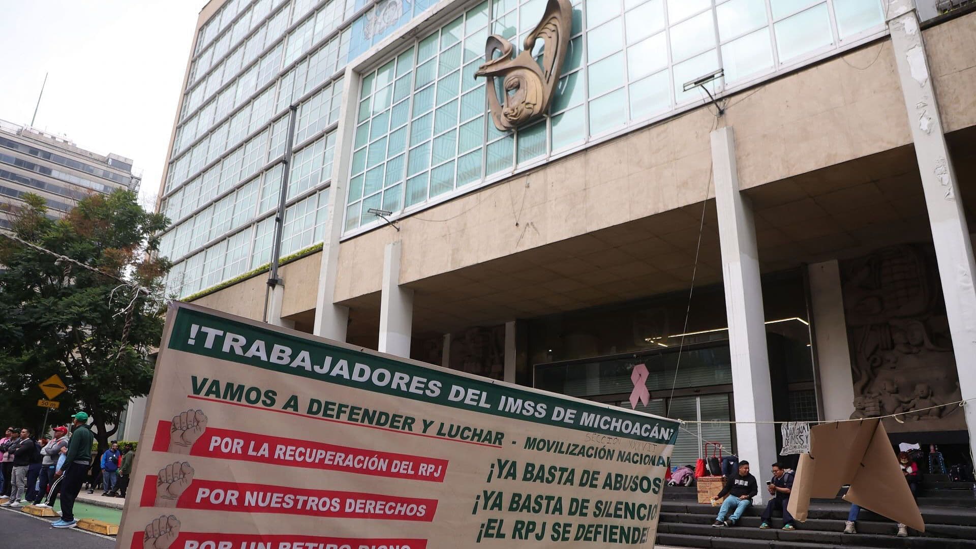 Trabajadores del IMSS Bloquean Reforma y Exigen Sustituir a su Líder Sindical