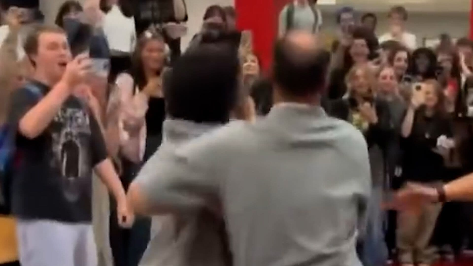 Fingen Pelea para Festejar Cumpleaños de Director