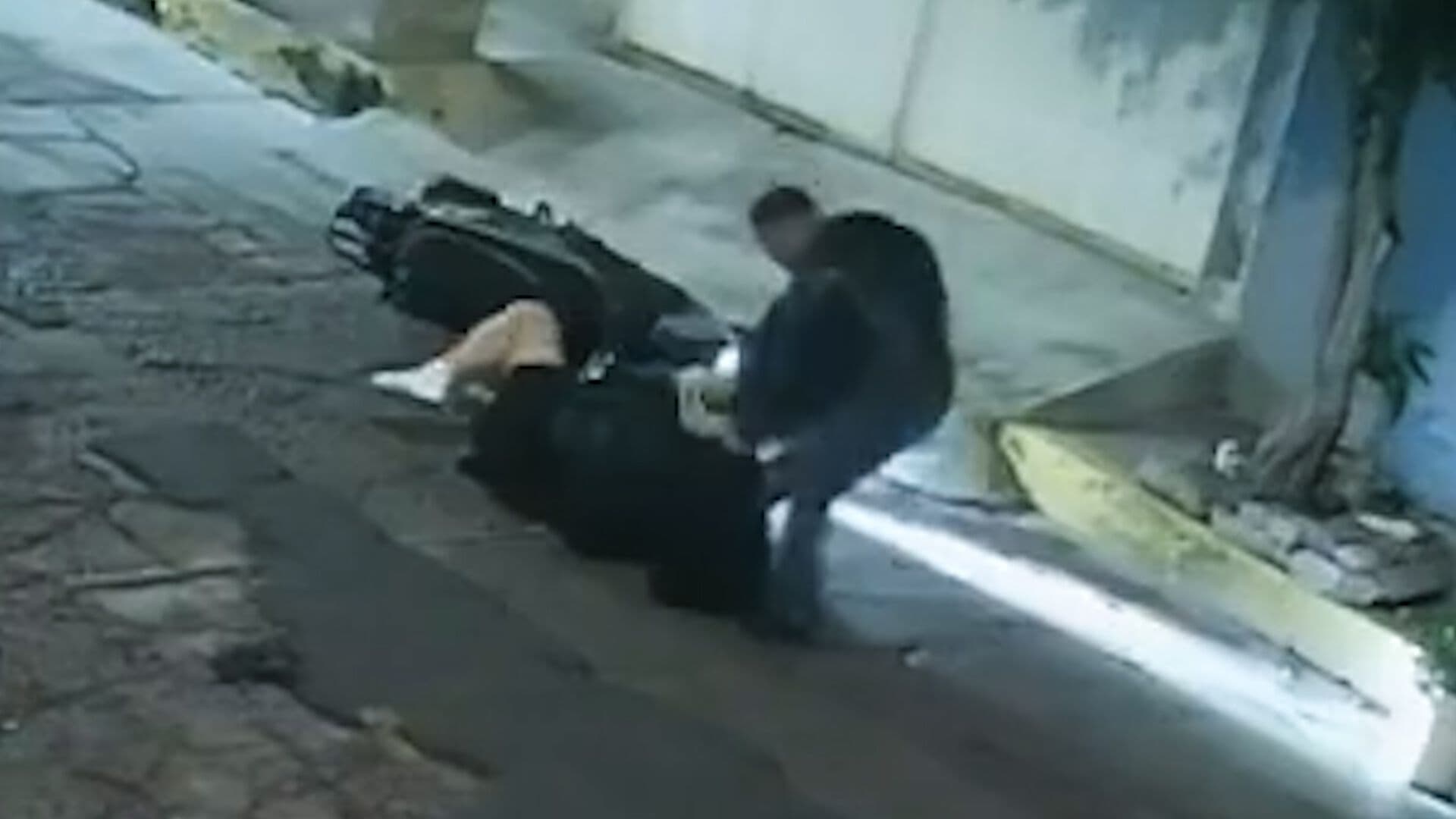 Motociclista Golpea a una Mujer después de Car de su Moto