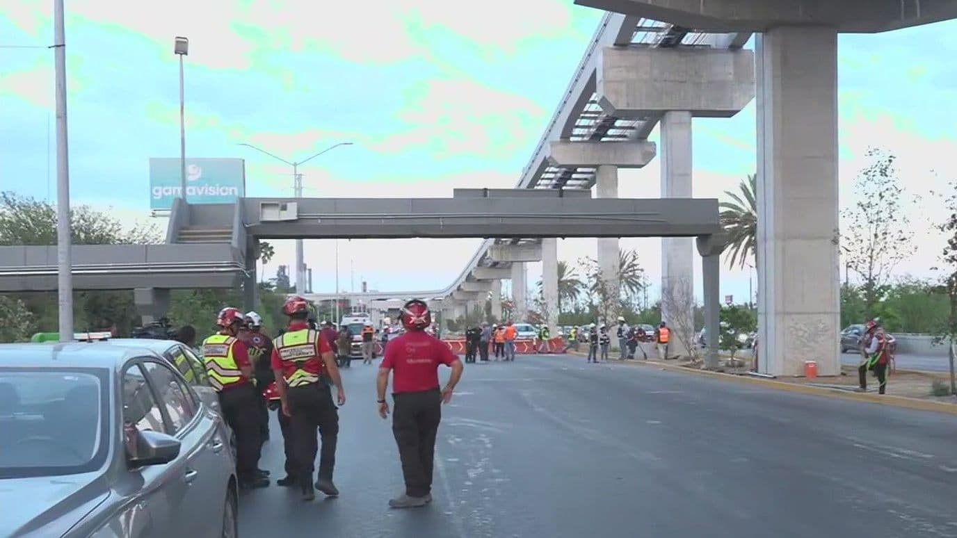 Cierran Carriles Ordinarios para Retirar Puente Peatonal en Monterrey