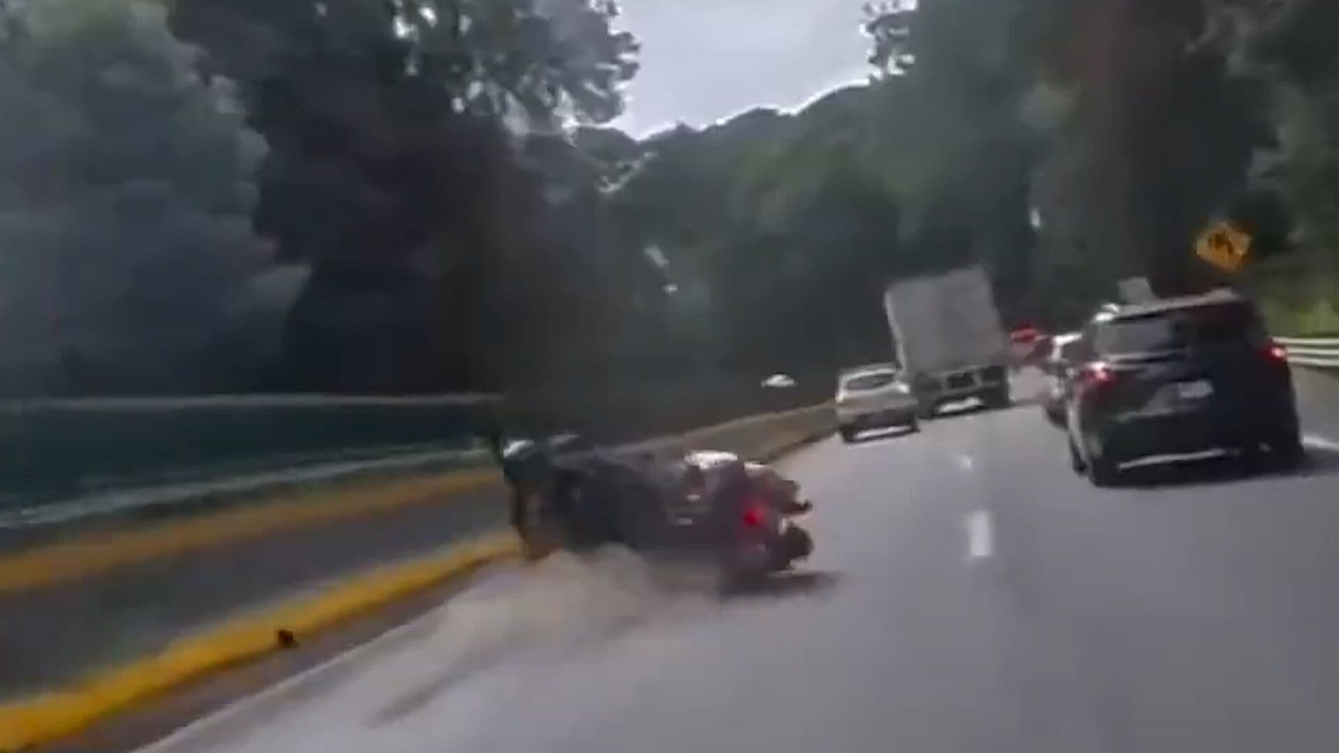 Motociclista y Acompañante Sufren Accidente en la Carretera México-Cuernavaca