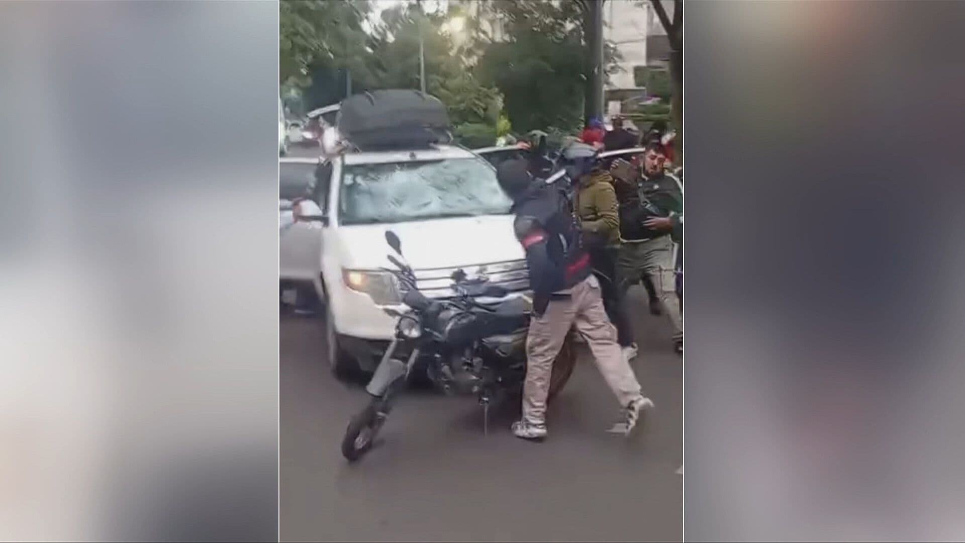 Video: Motociclistas Destrozan Camioneta tras Presunto Atropellamiento de Repartidor