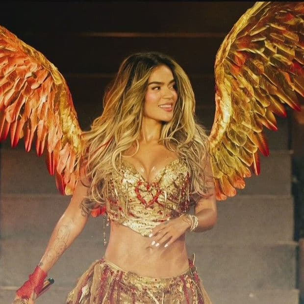 'Un Año Después, Mis Alas Son Más Grandes': Karol G Sorprende con Espectacular Look